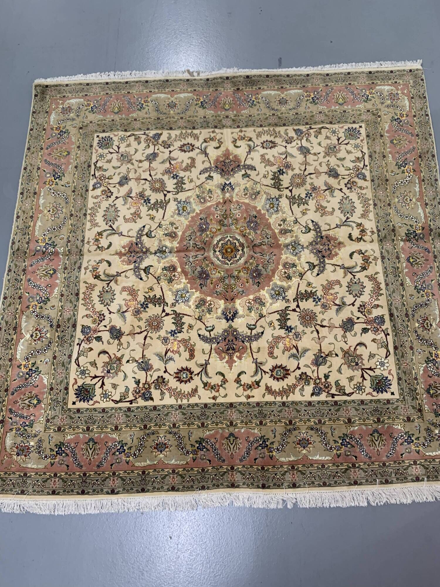 Authentic Tabriz Persian Carpet in Kork Wool and Silk (50 Raj) – 200 x 200 cm