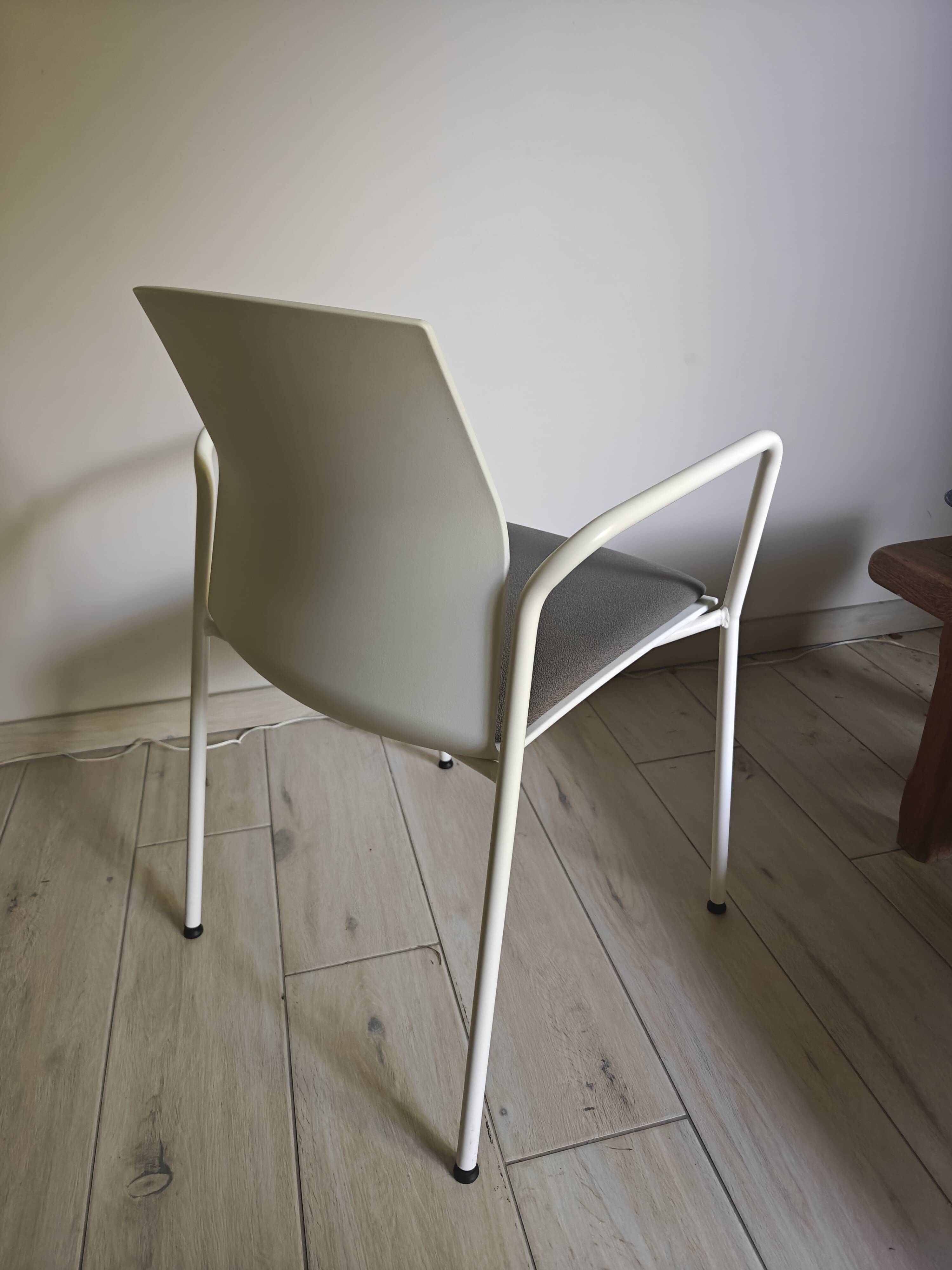 6 Akaba Kabi ergonomic chairs designed by Jorge Pensi (stackable)