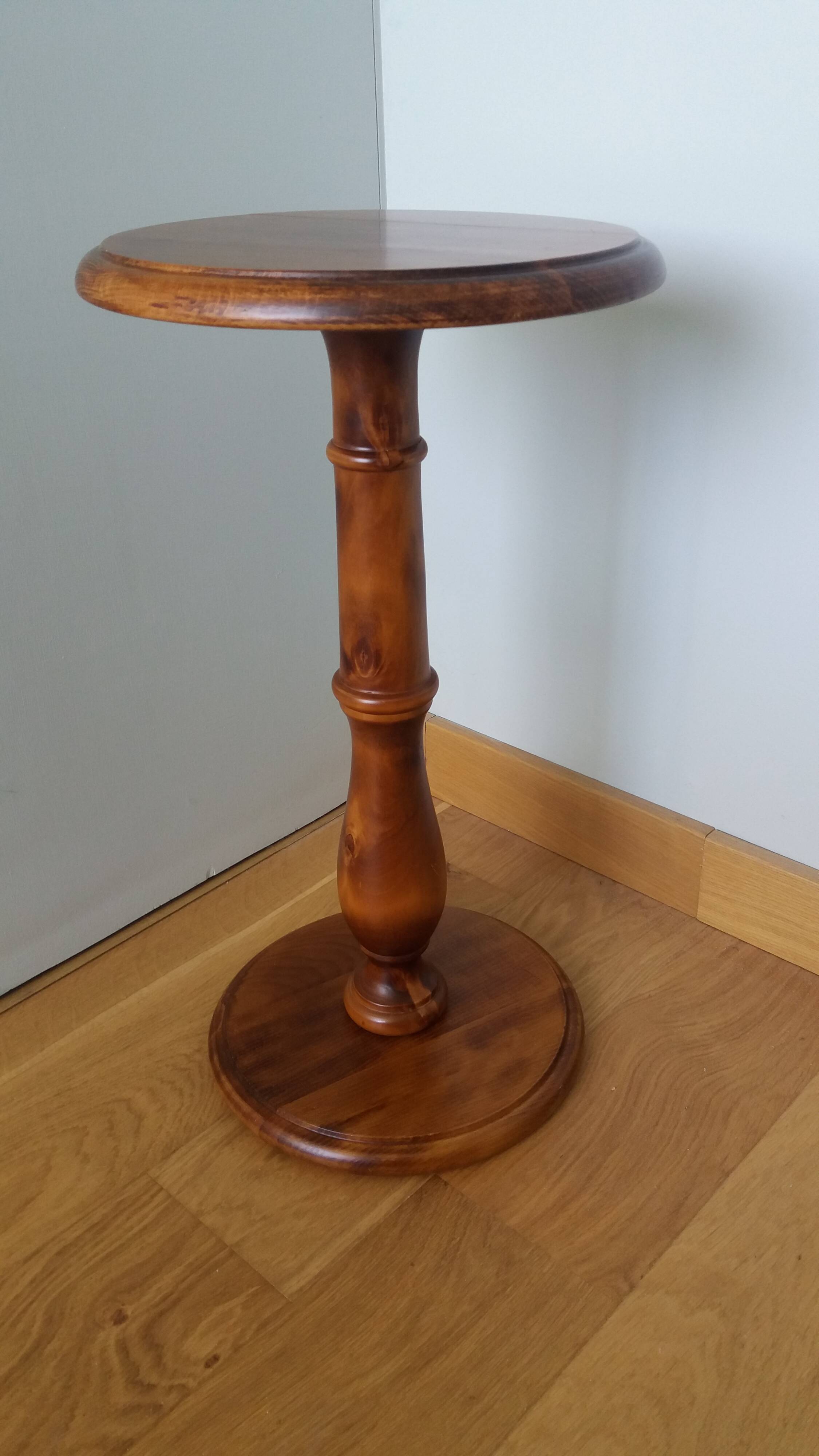 Round pedestal table in solid wood