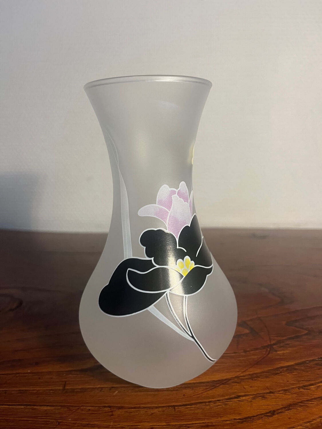Duo vase en verre dépoli à fleurs noire et rose années 1980