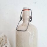 Bouteille ancienne en grès coloris crème
