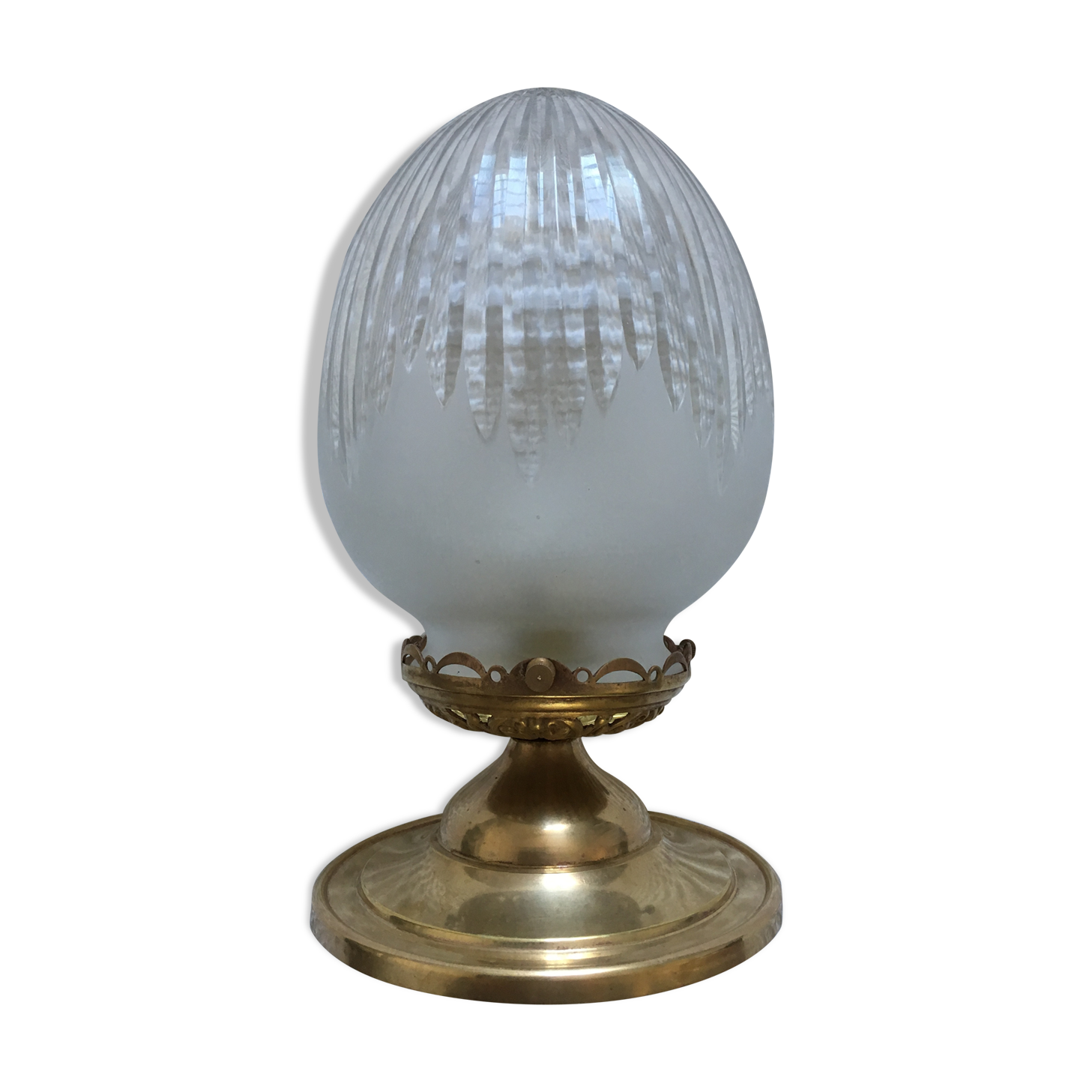 Plafonnier en forme d’obus en verre ciselé