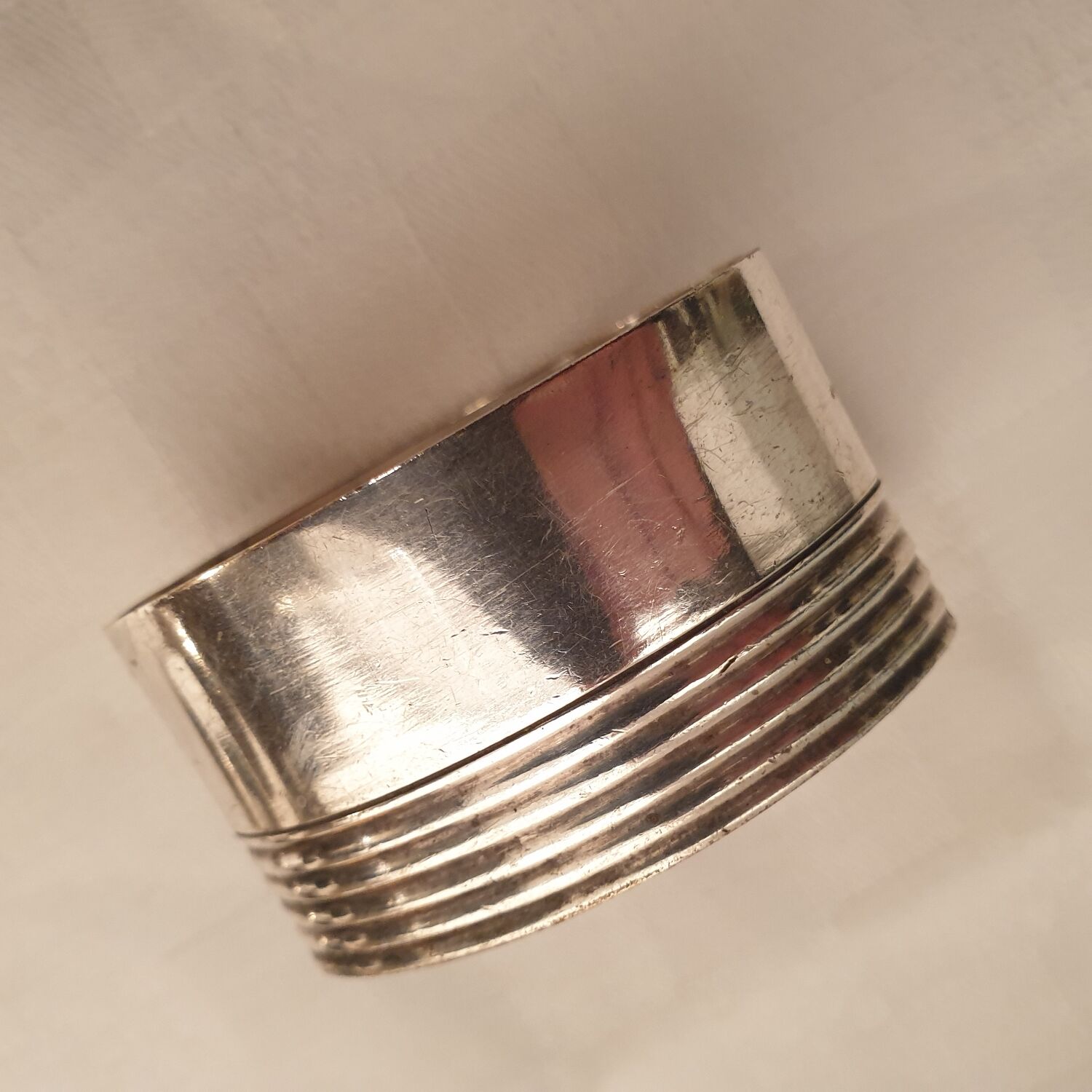 3 shells and 2 silver metal napkin rings