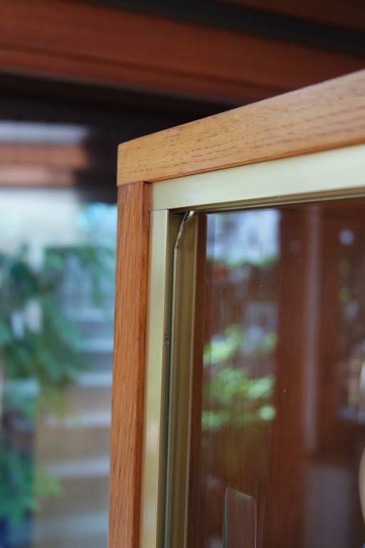 Two-coloured showcase bookcase