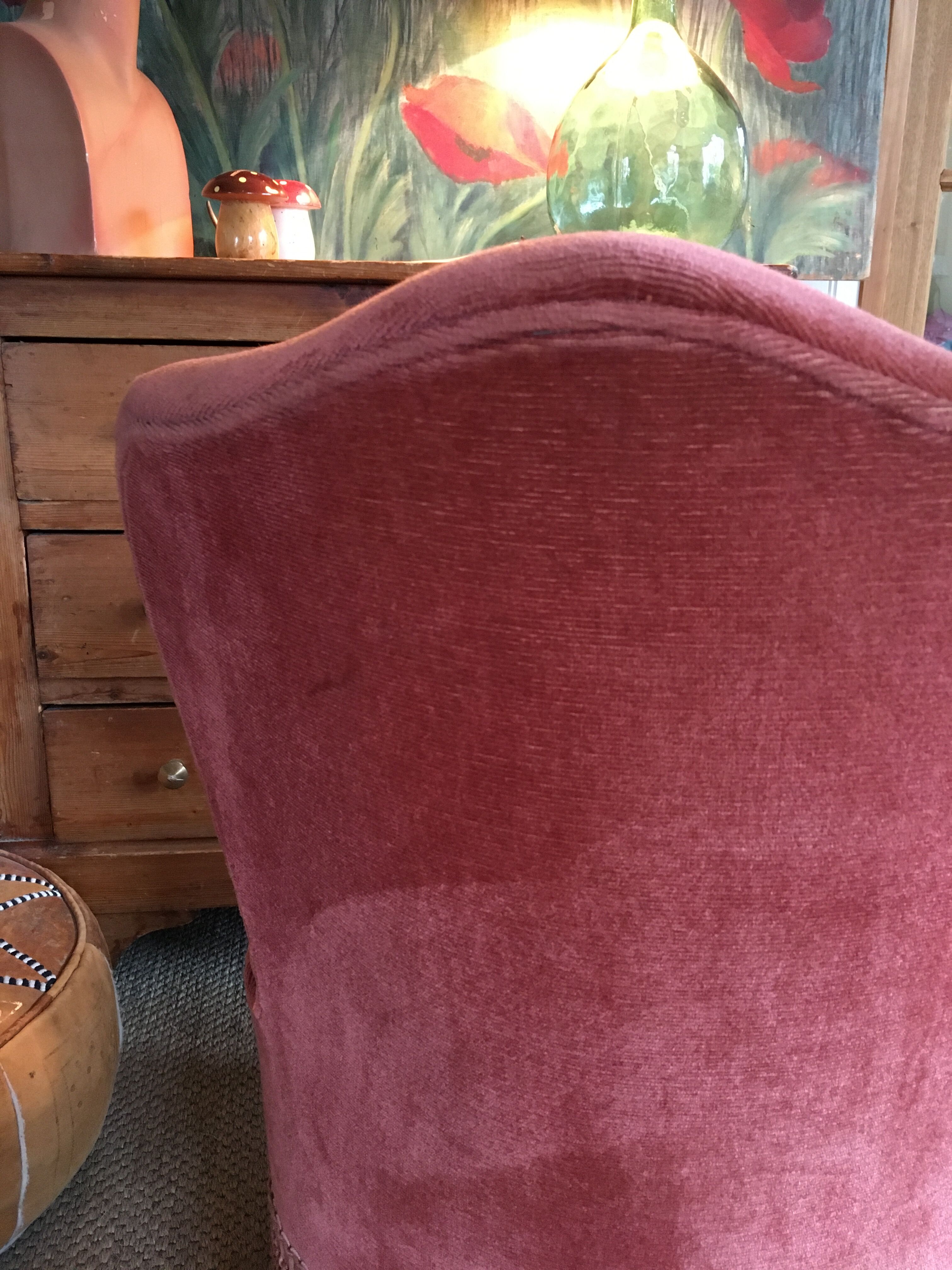 Pink velvet toad chair