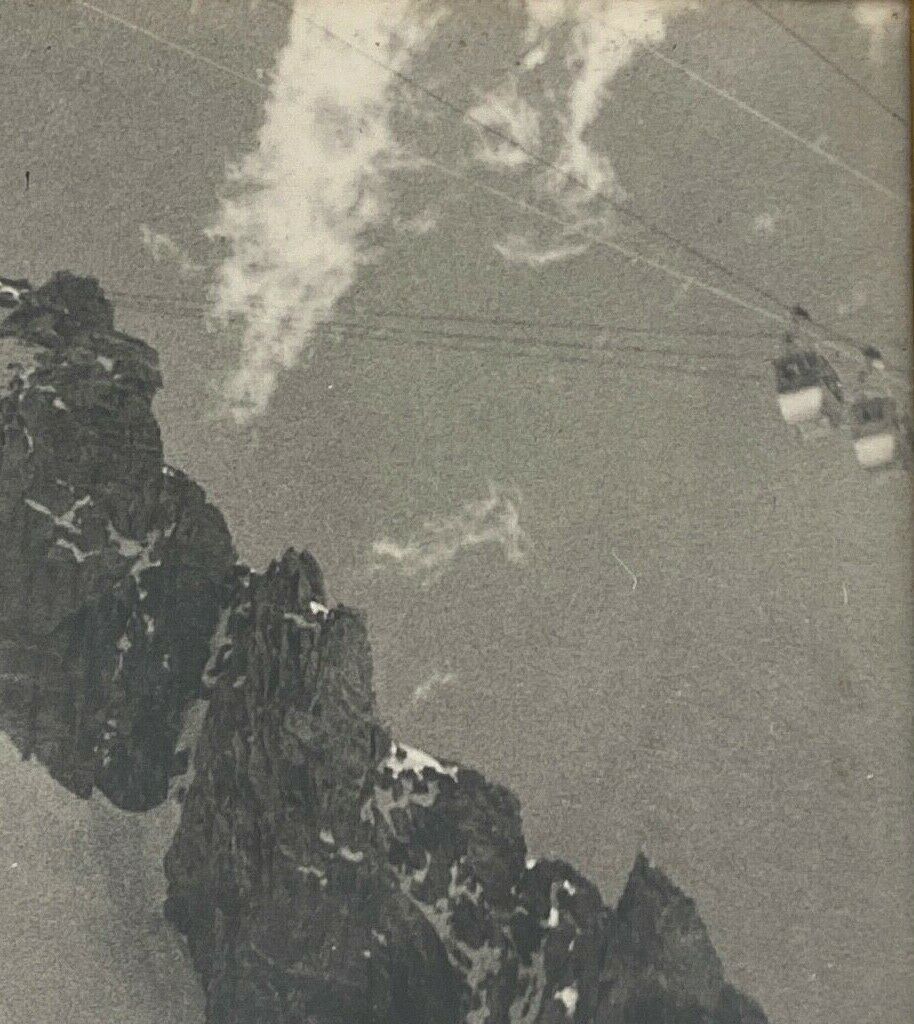 Photo ancienne en noir et blanc montagne artistique dans cadre dore