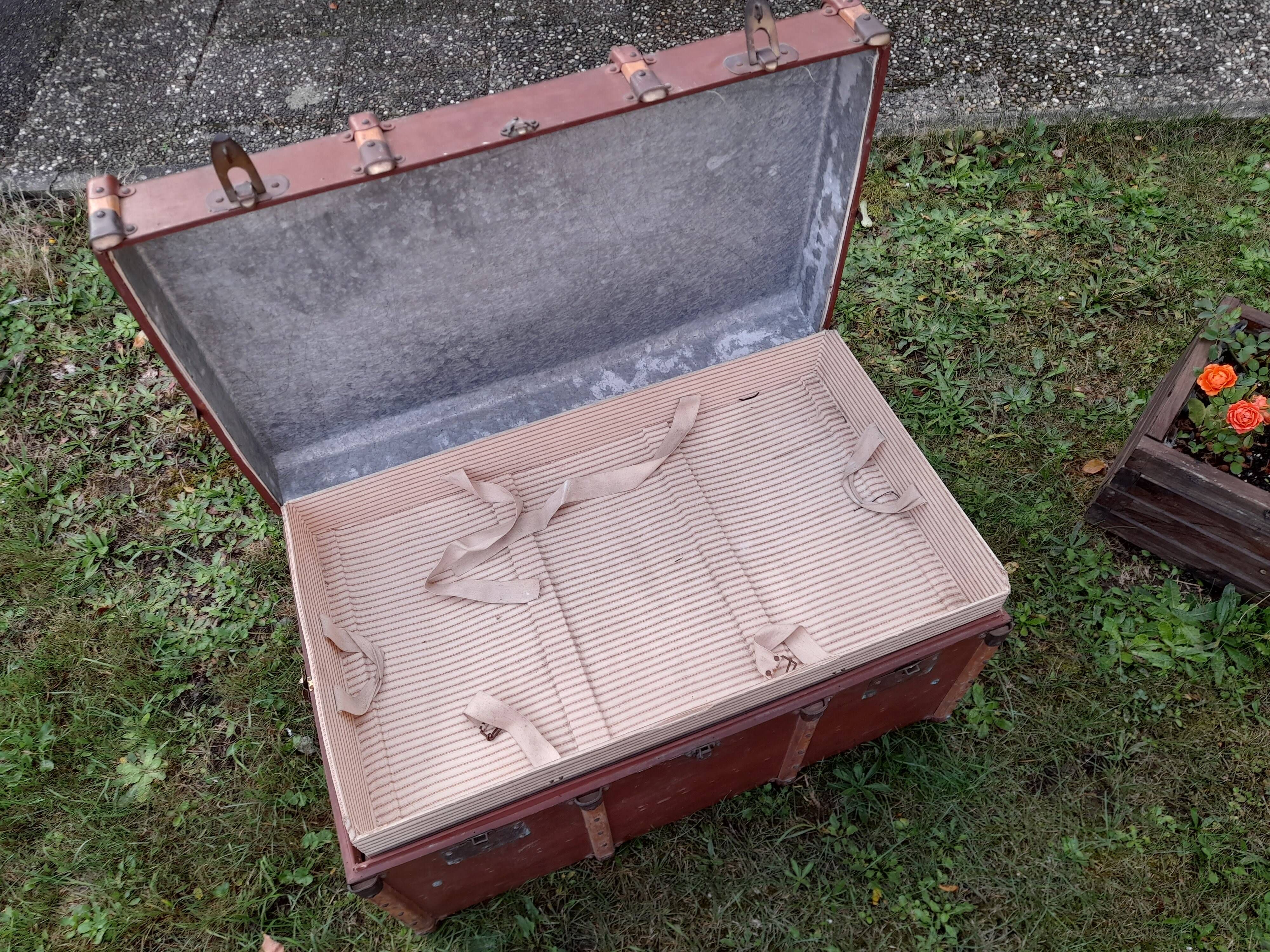 Old mail trunk in zinc
