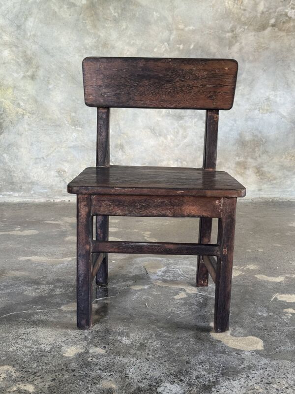 Petite chaise d'enfant ancienne indonésienne en teck