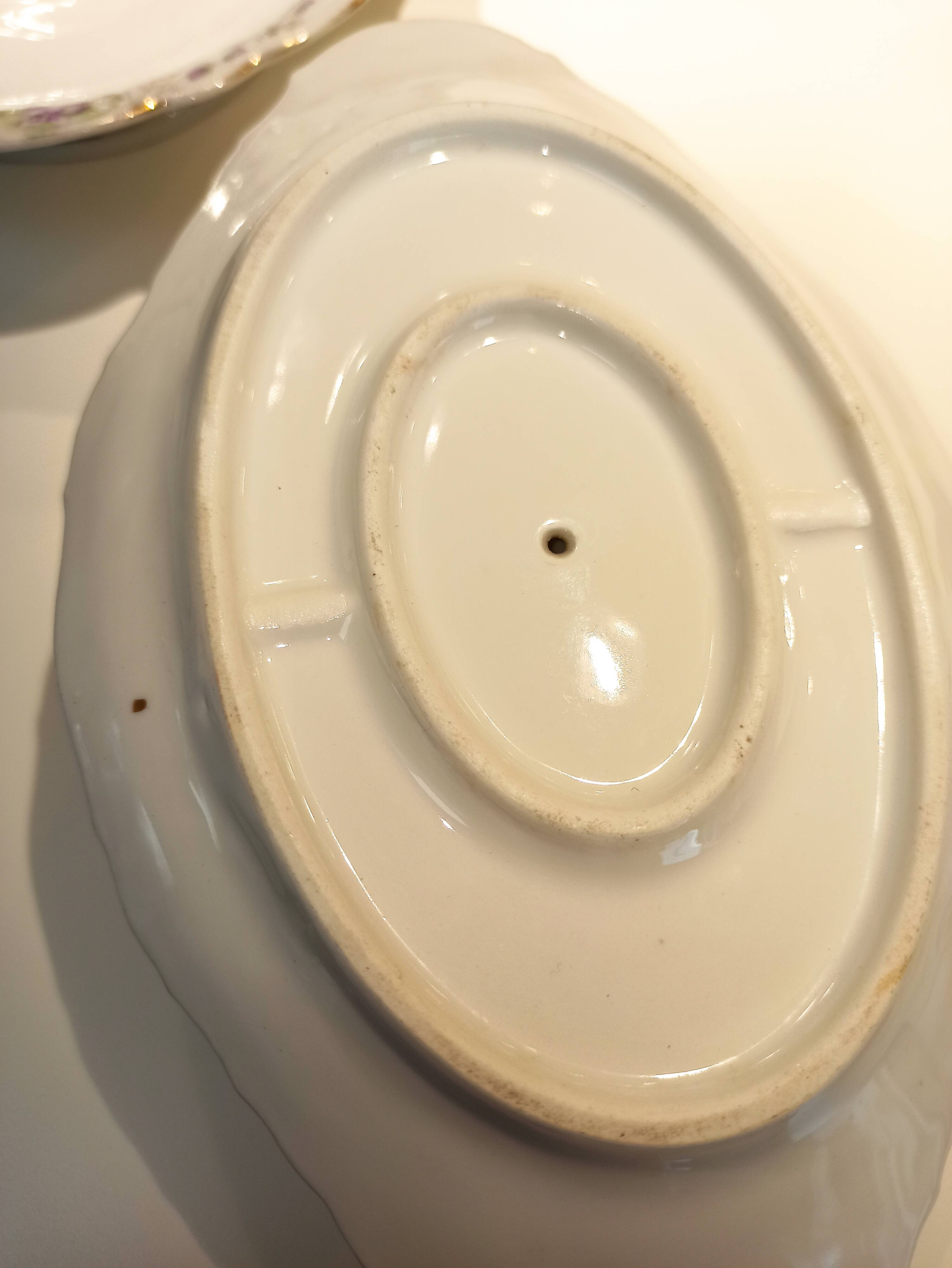 Table service 31 pieces in porcelain. Floral polychrome pattern