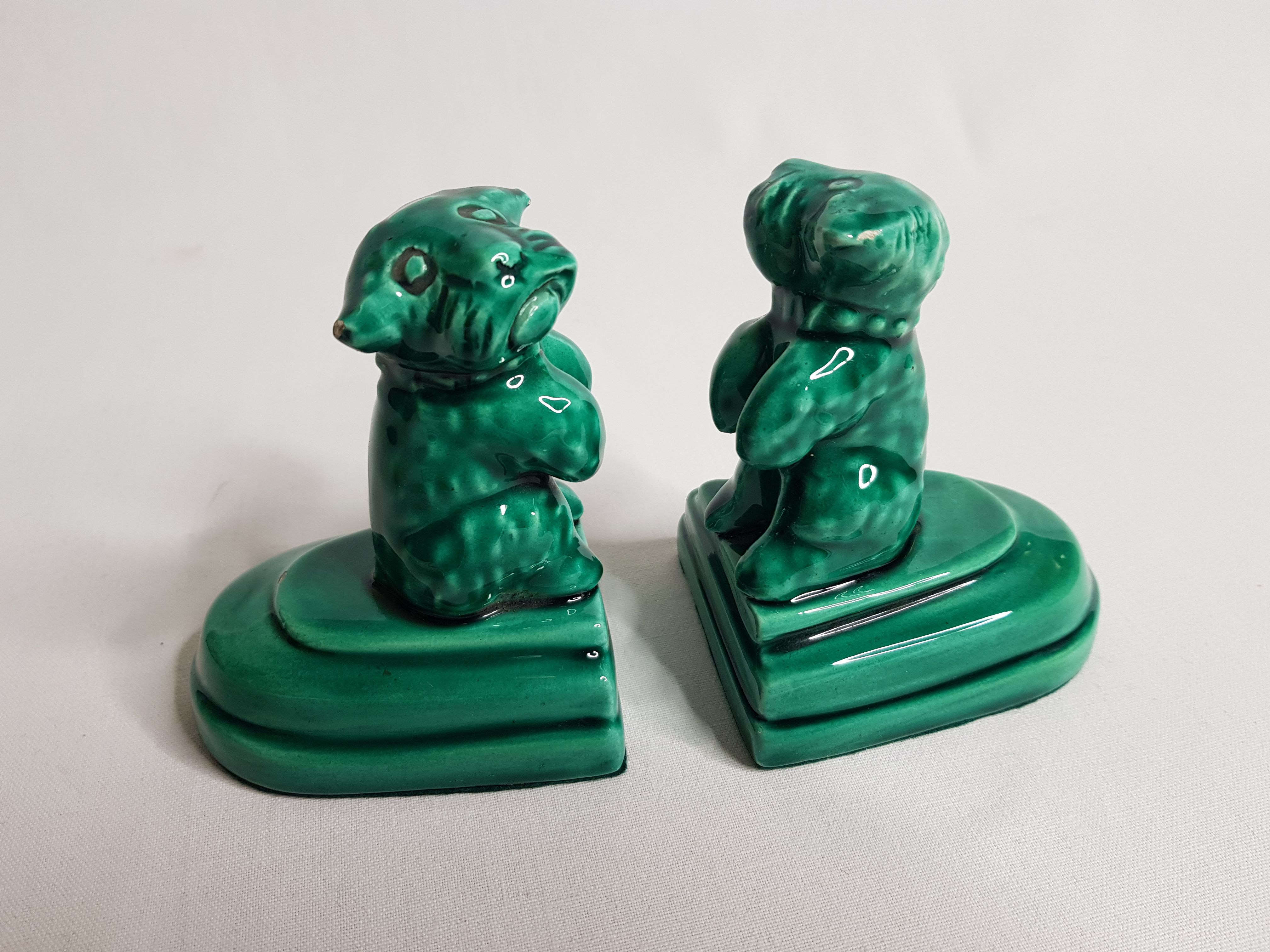 Pair of dog-shaped dog-shaped art deco dogs in green dabbling