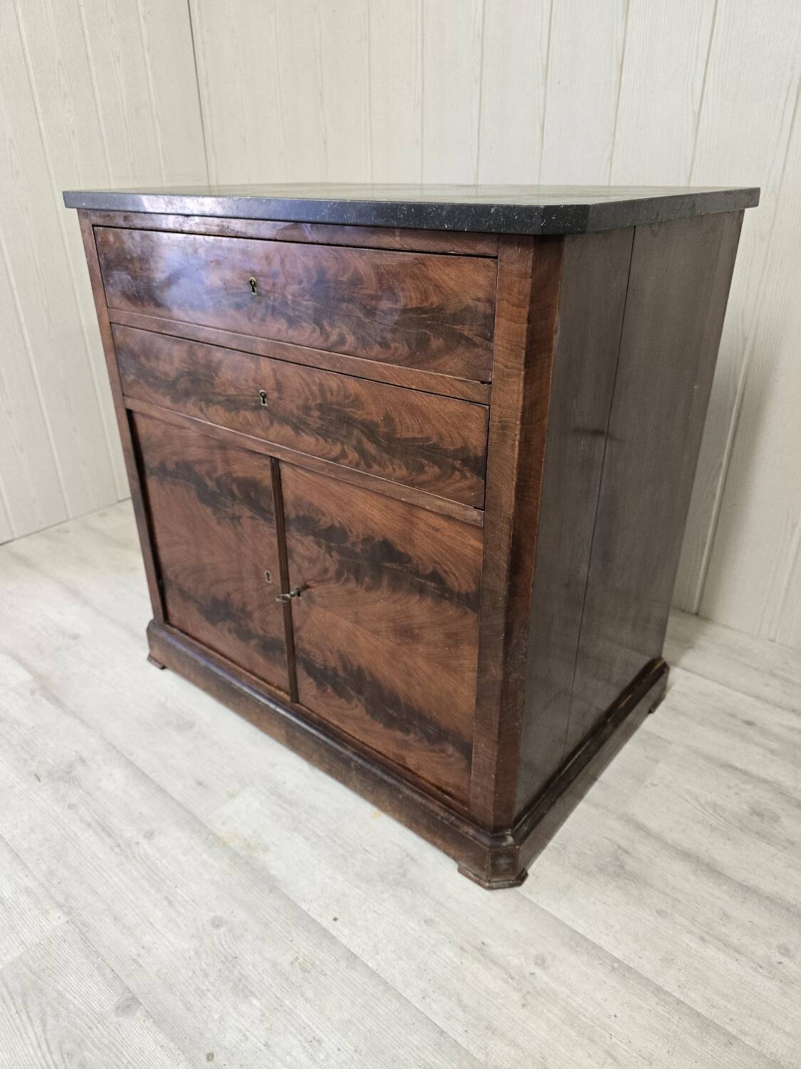 Commode ancienne en acajou flammé de style louis philippe