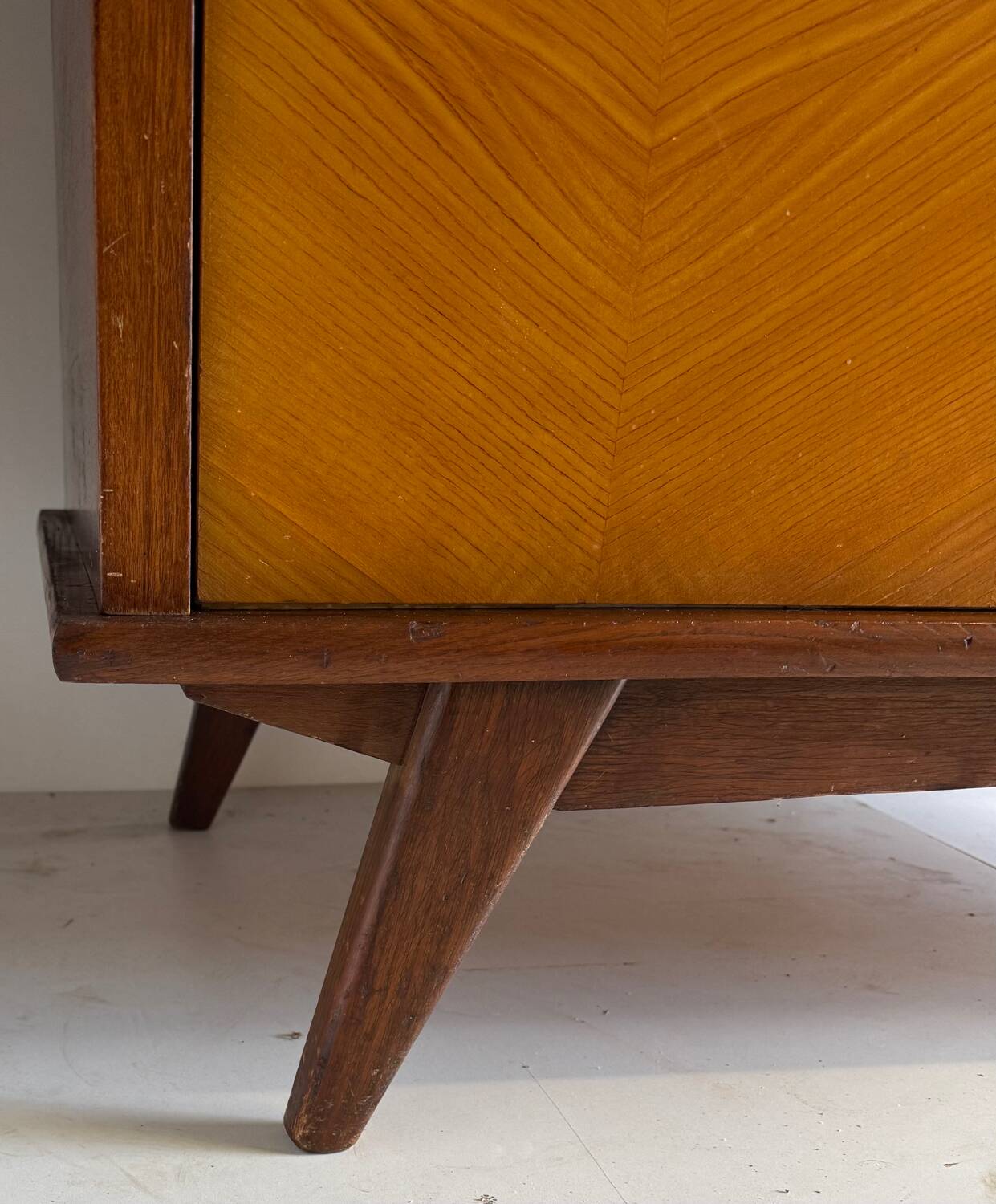 Armoire vintage à pieds compas