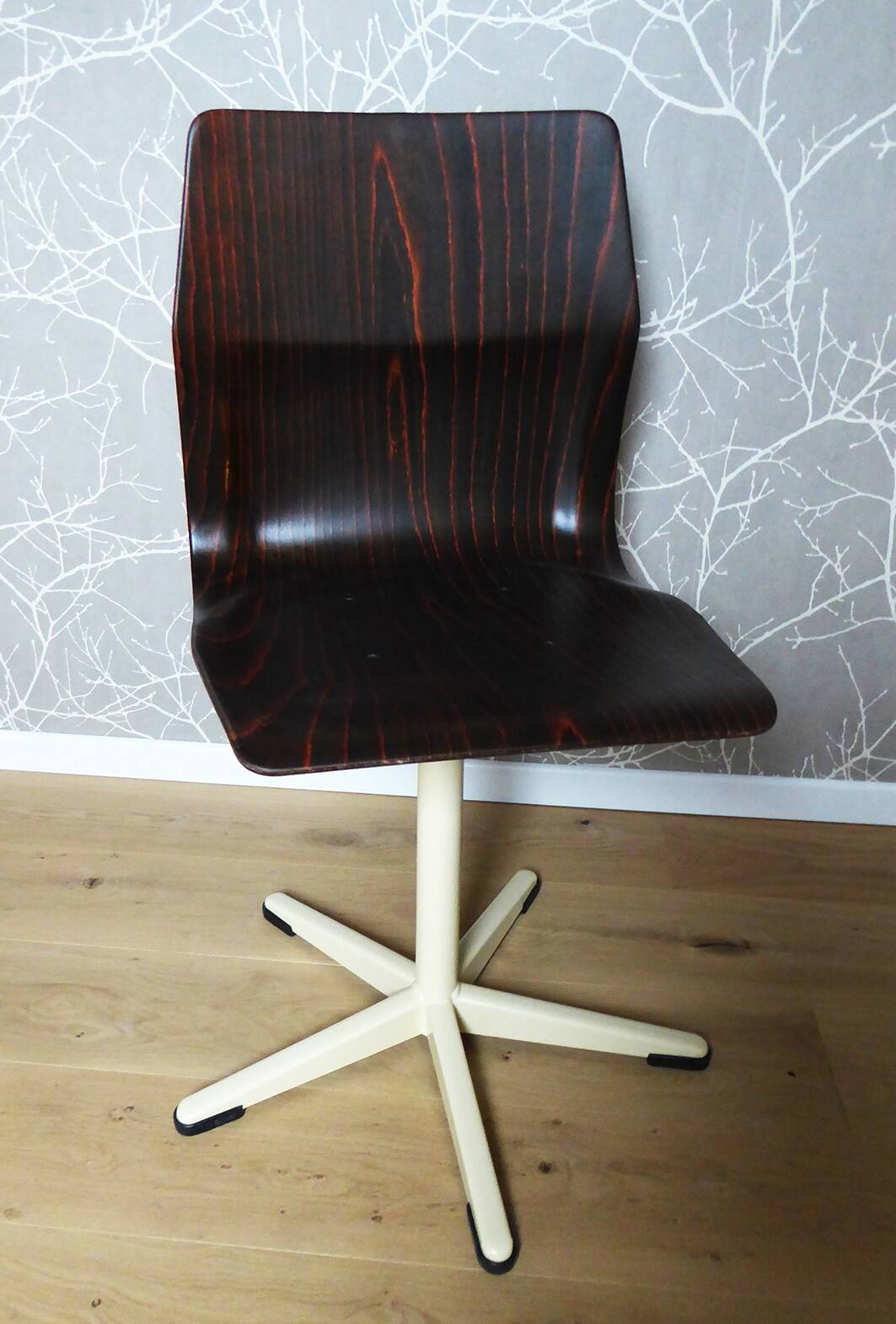 OBO central foot chair