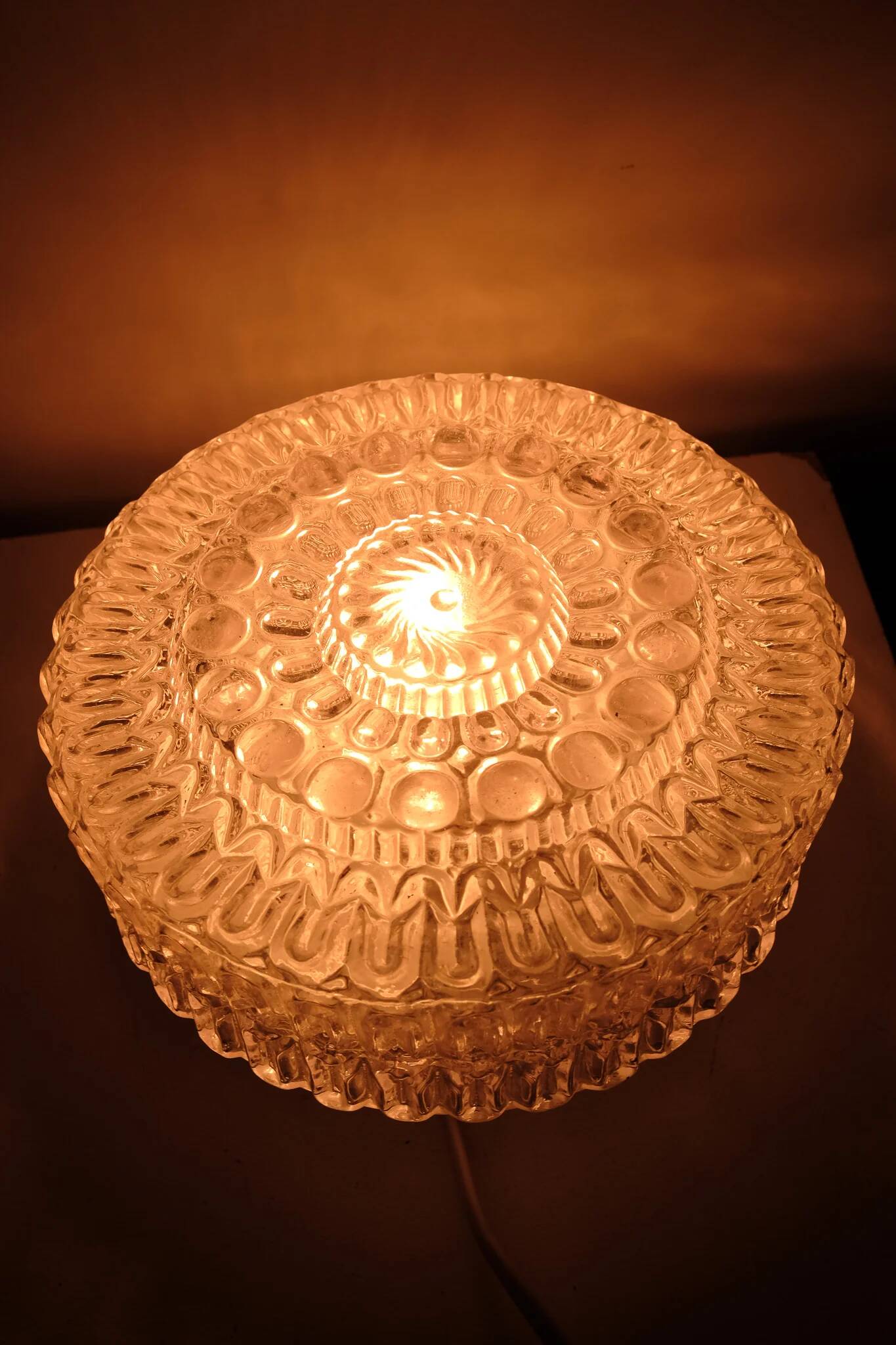 Vintage round ceiling light in bubbled glass, 1970s.