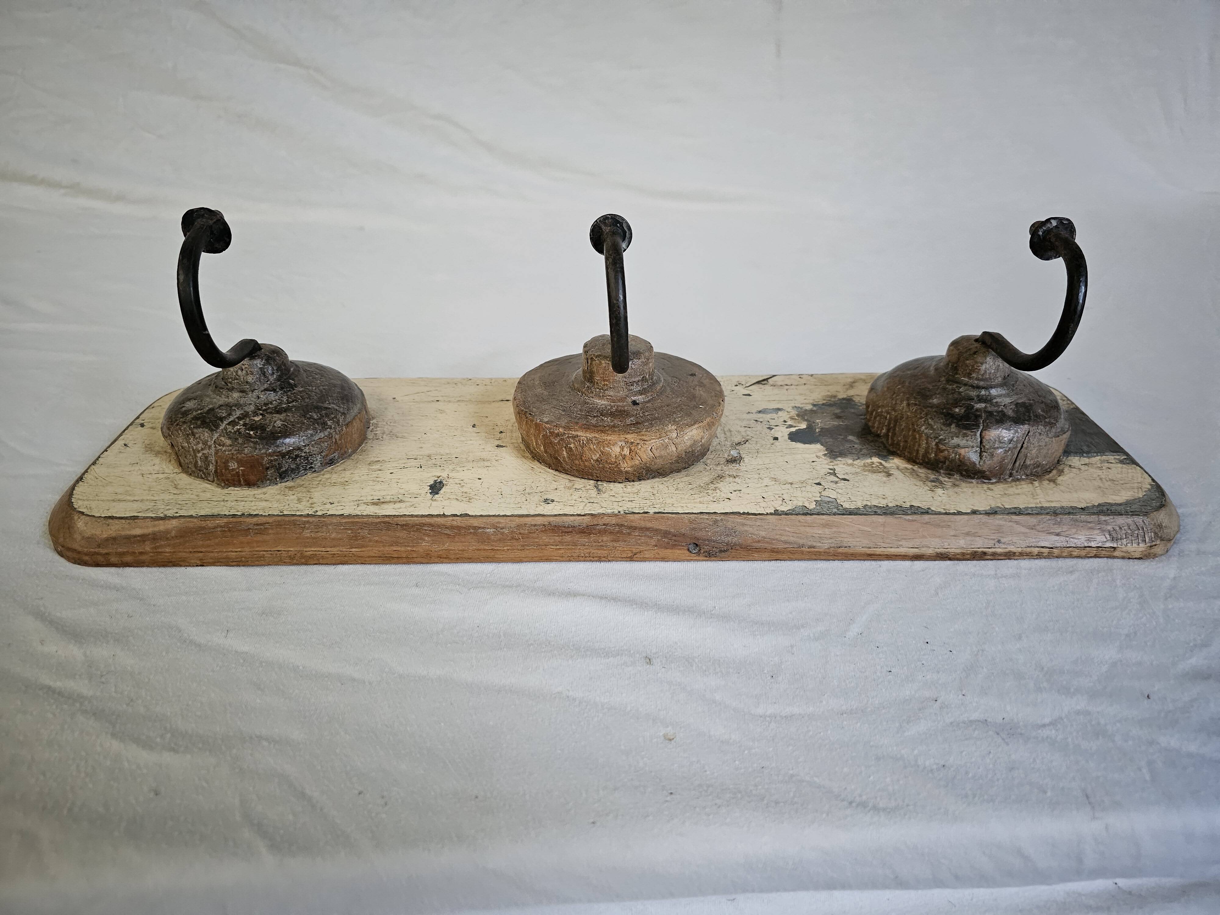 Ecru solid teak coat hook with 3 cast iron hooks