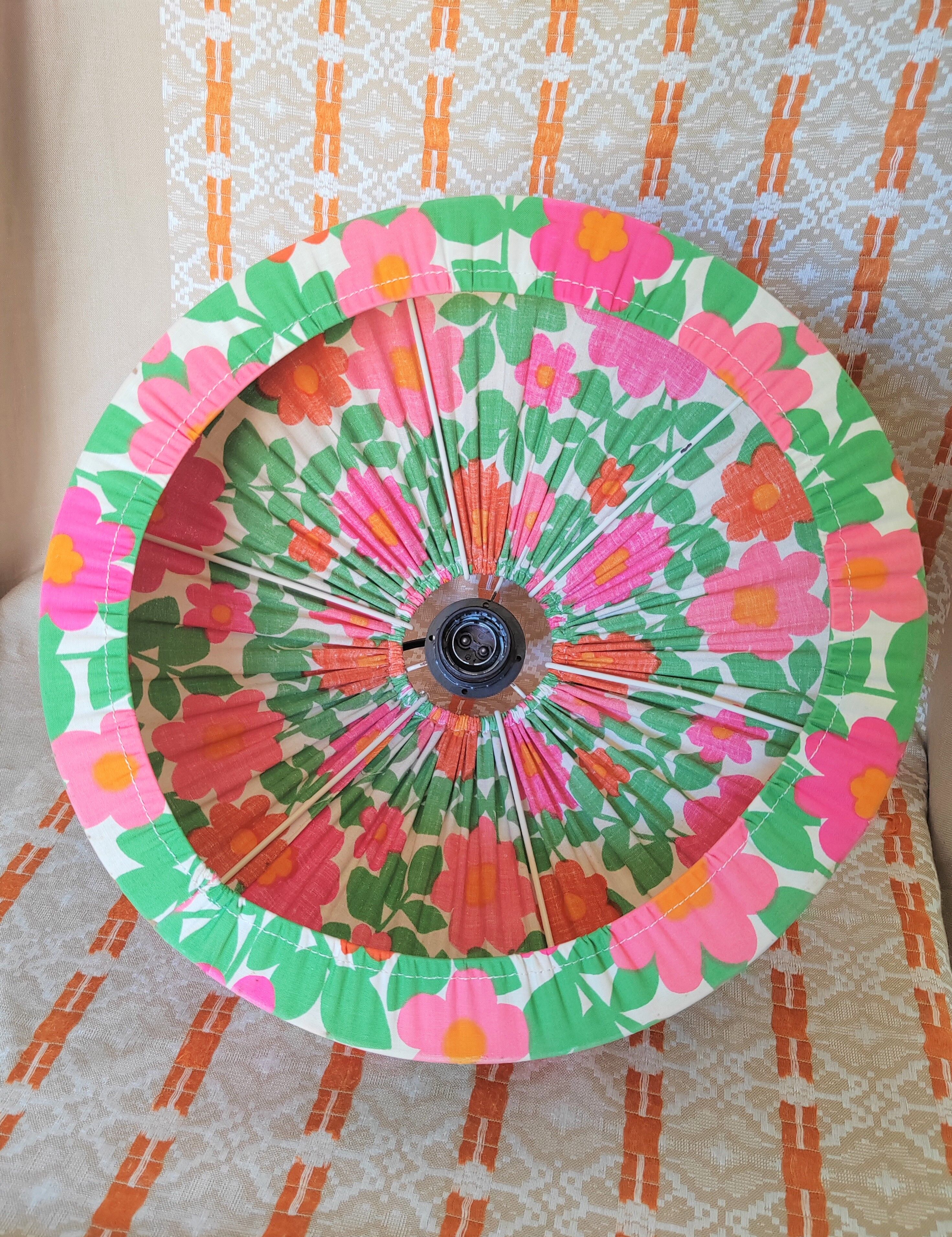 Suspension "kitch" in floral fabric