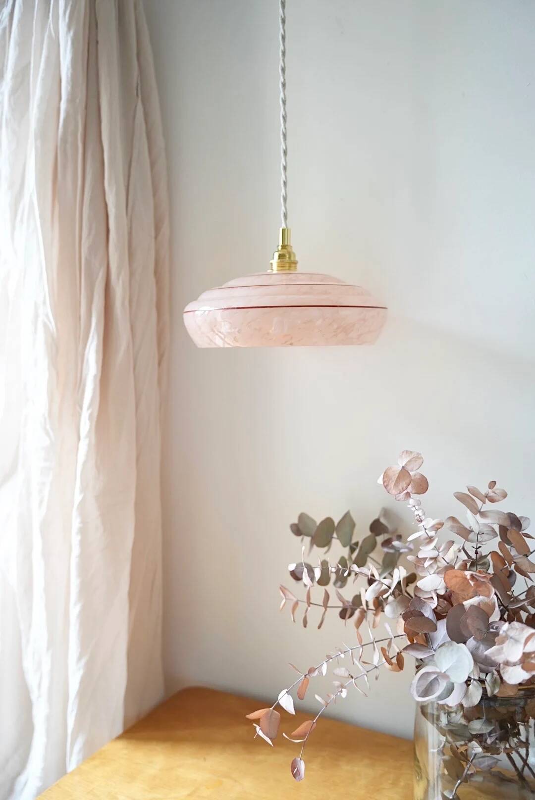Clichy pink glass pendant with a rim