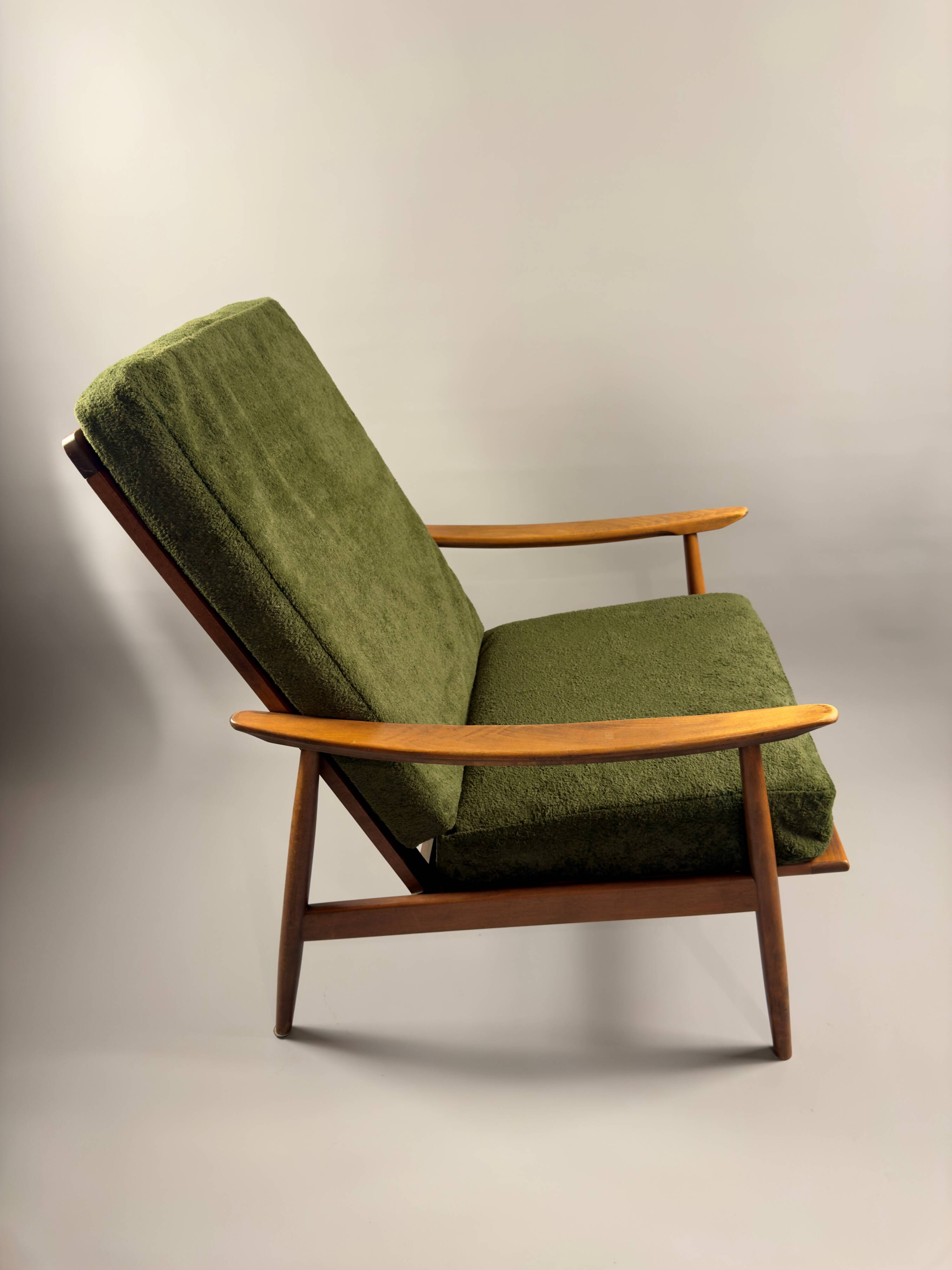 Fauteuil scandinave – revêtement vert, bois de hêtre, vintage