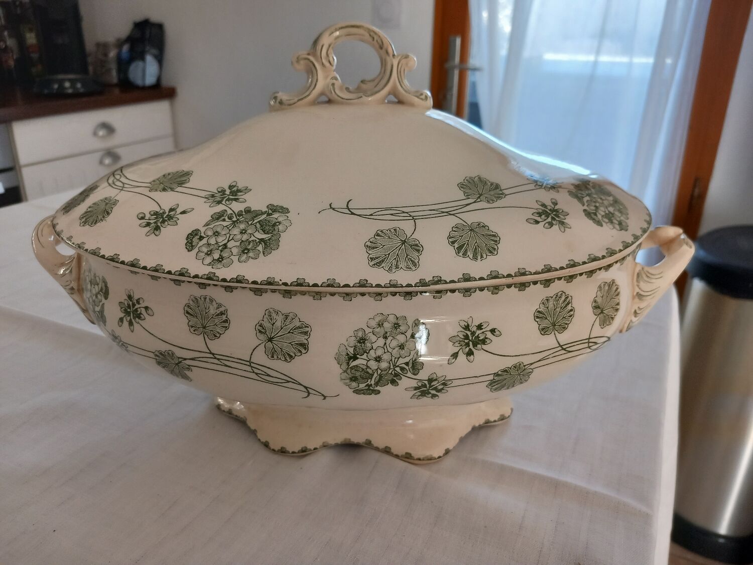 Soupière, modèle géraniums, Sarreguemines