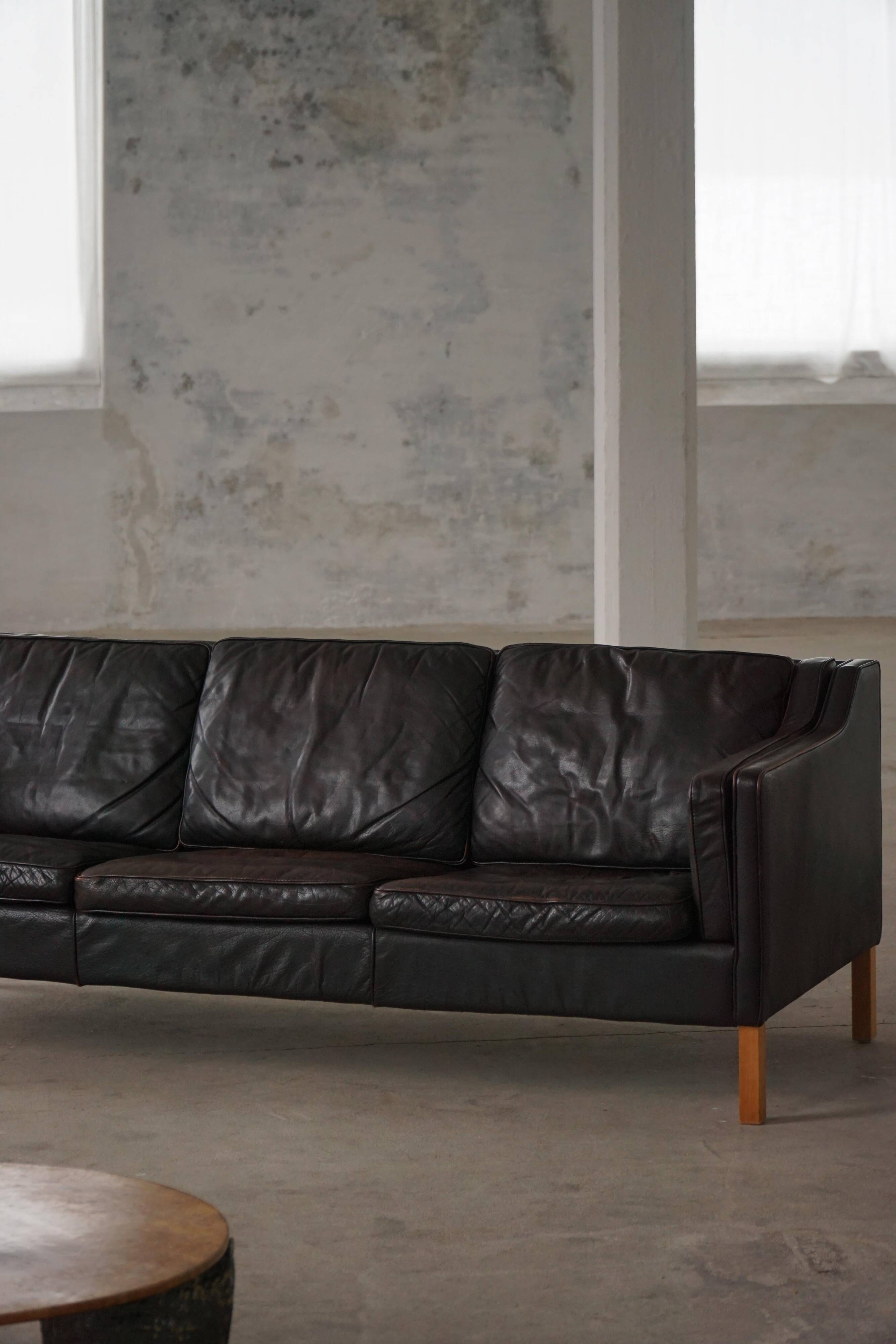 Three-seater canapé by Mogens Hansen, mid-century, in patinated black leather and solid beech.