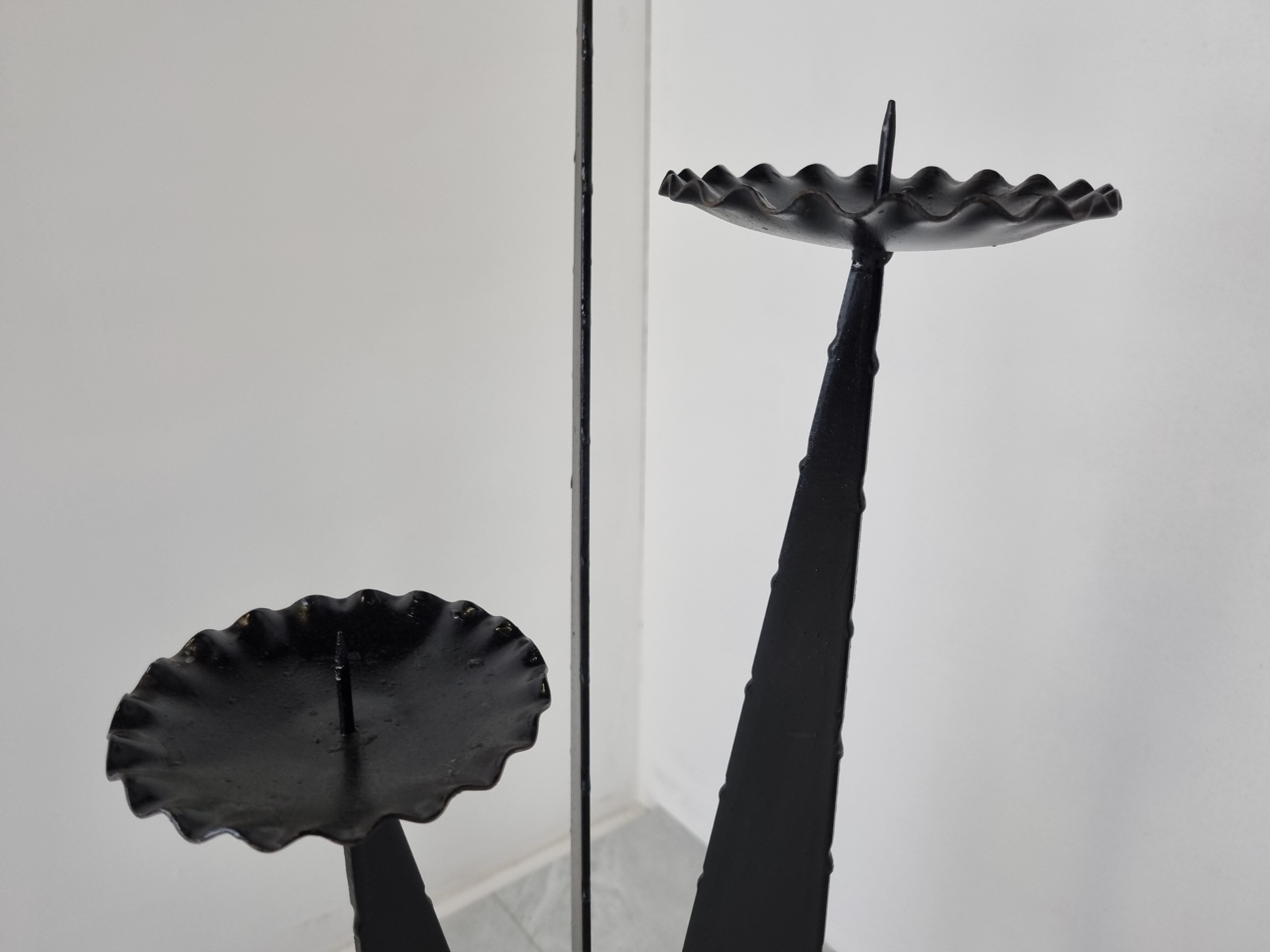 Chandelier brutaliste au sol années 1970