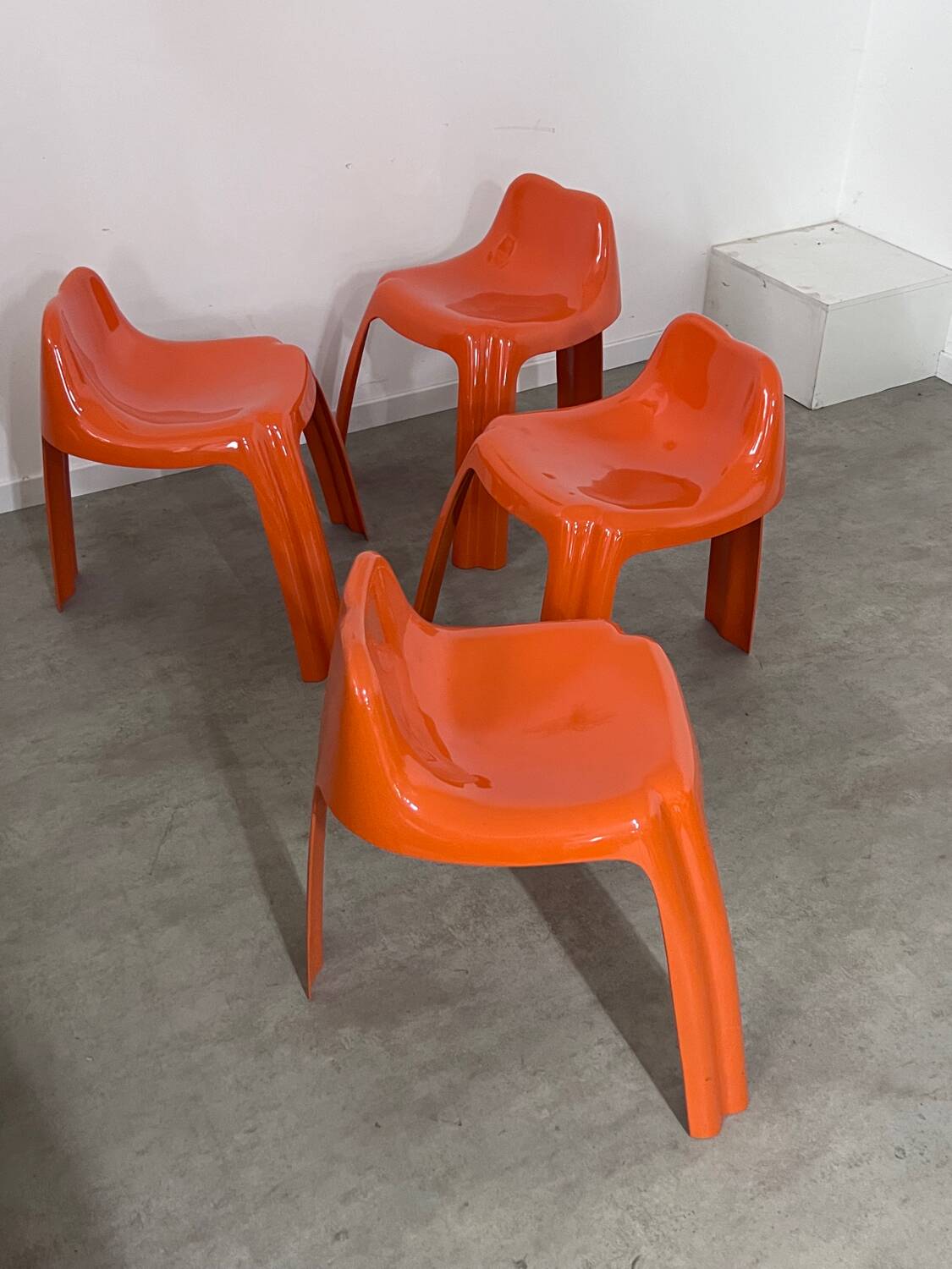 Table and 4 chairs in orange fiberglass design from the 70s Patrick Gingembre Paulus edition