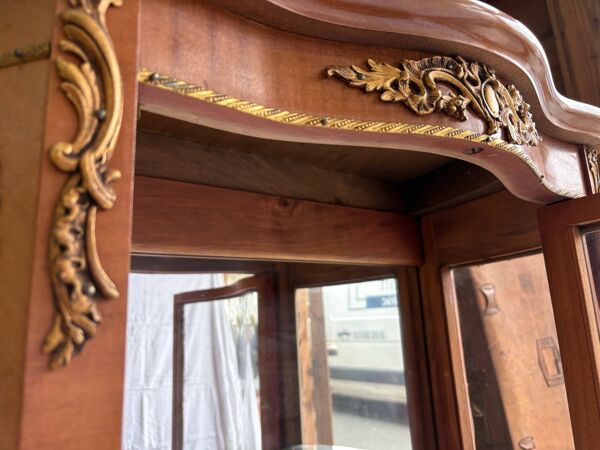 Vitrine de style Louis XV / Transition en bois et bronze doré
