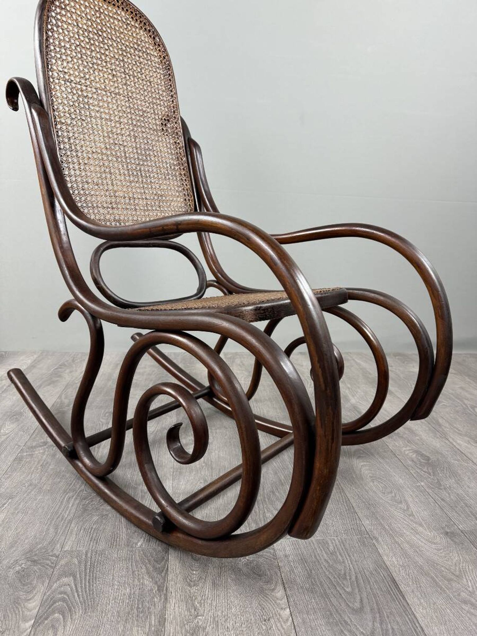 Fauteuil à bascule en bois courbé de style Thonet, XXe Siècle