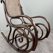 Fauteuil à bascule en bois courbé de style Thonet, XXe Siècle