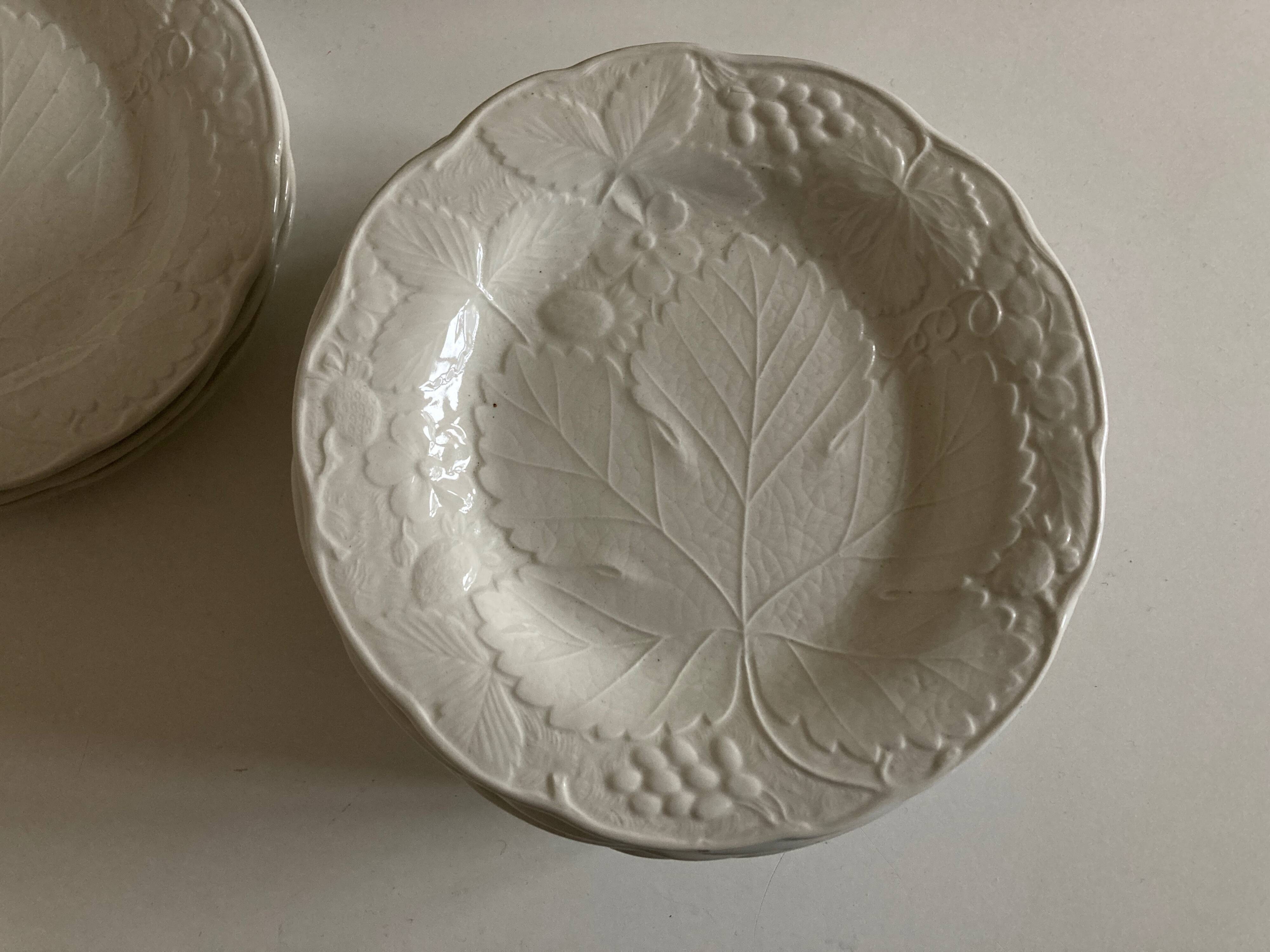 Set de 12 assiettes en faïence anglaise Burleigh Davenport relief Feuille de vigne et fraises