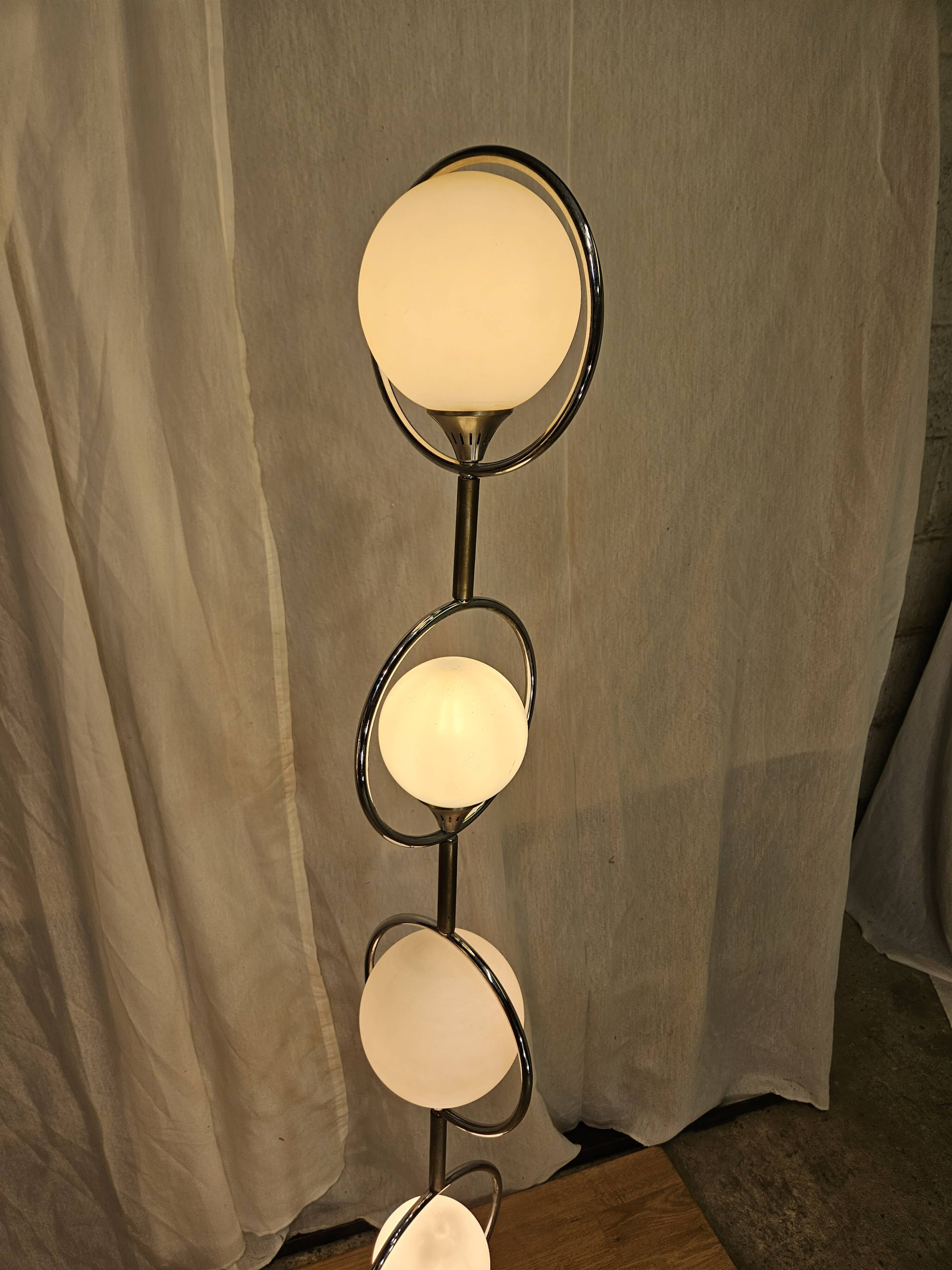 Italian design globe floor lamp 1970