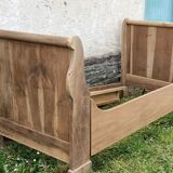 Lit ancien en bois brut