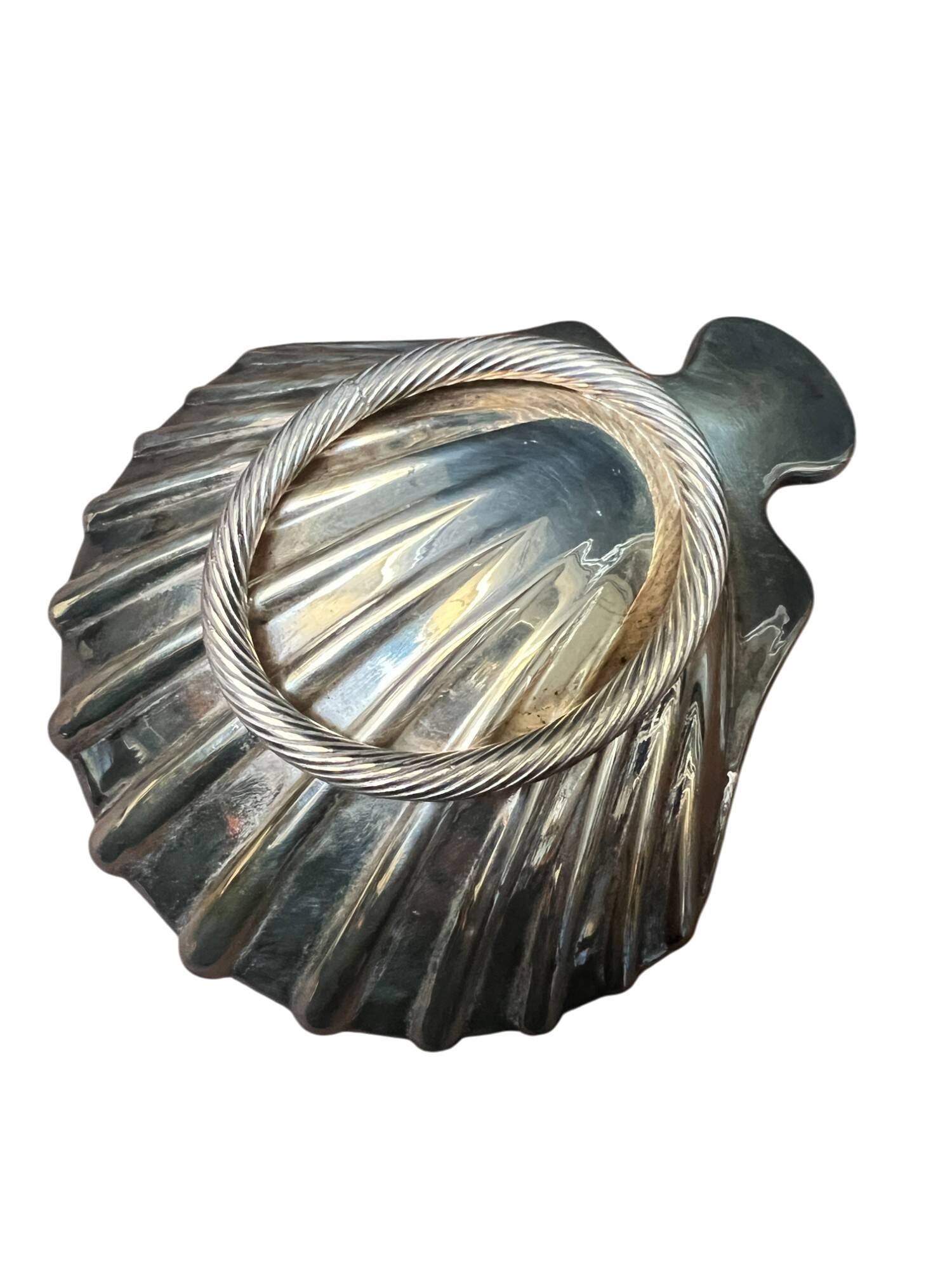 Set of two metal pocket emptiers, scallop shape