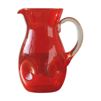 Carafe en verre rouge