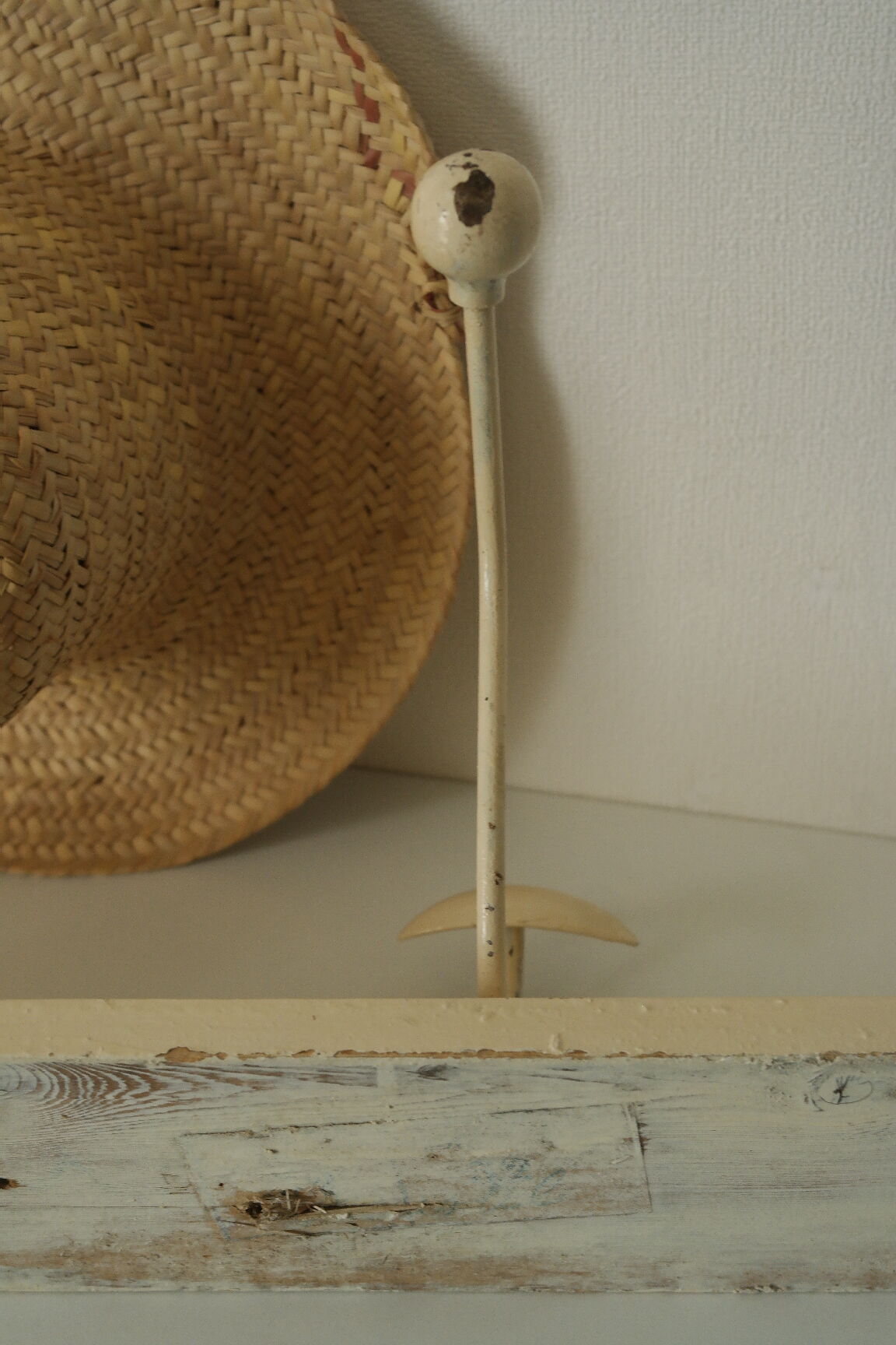 Porte manteau murale vintage bois et métal beige