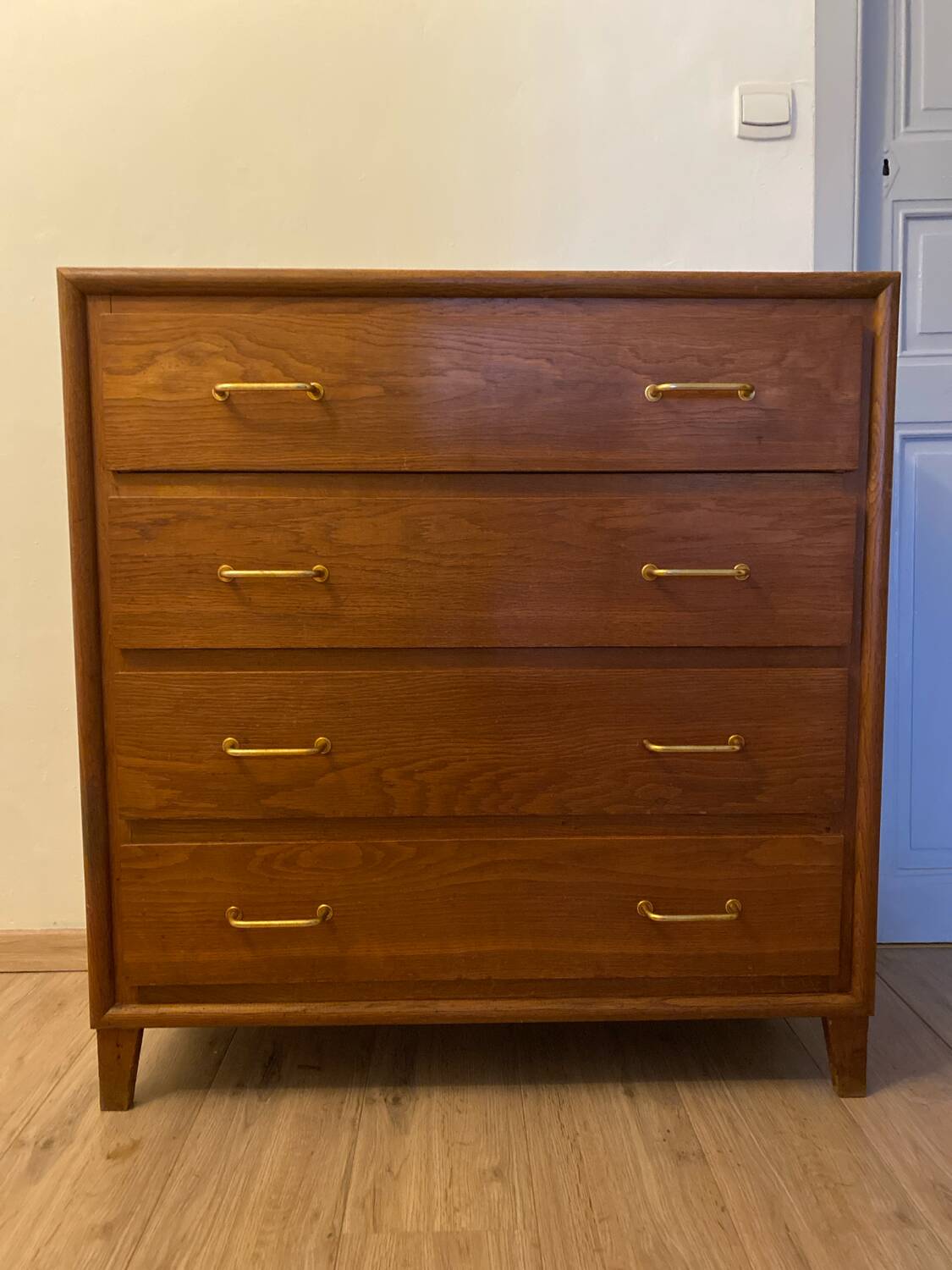 Vintage wooden chest of drawers with 4 drawers