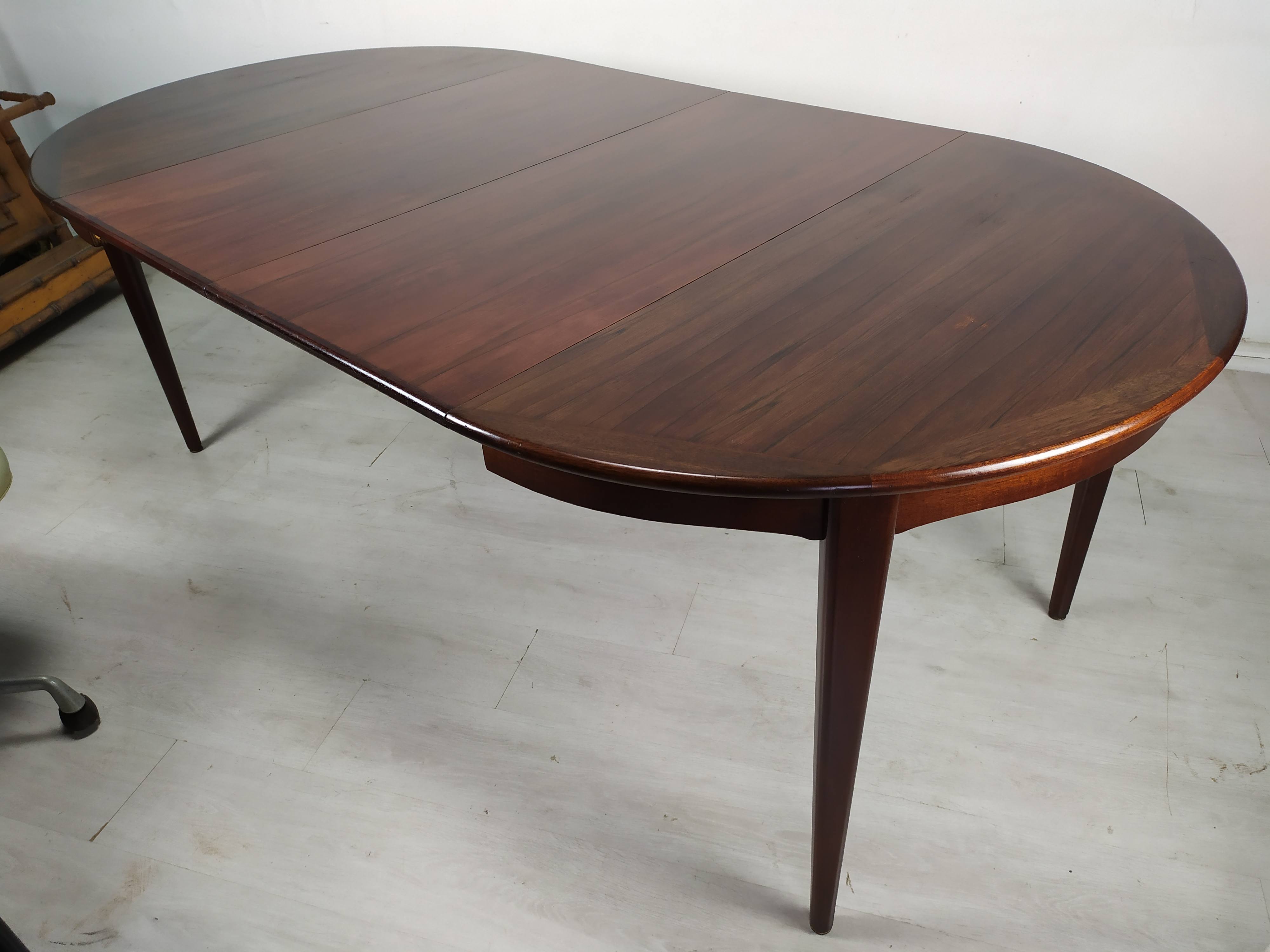 Scandinavian extendable table