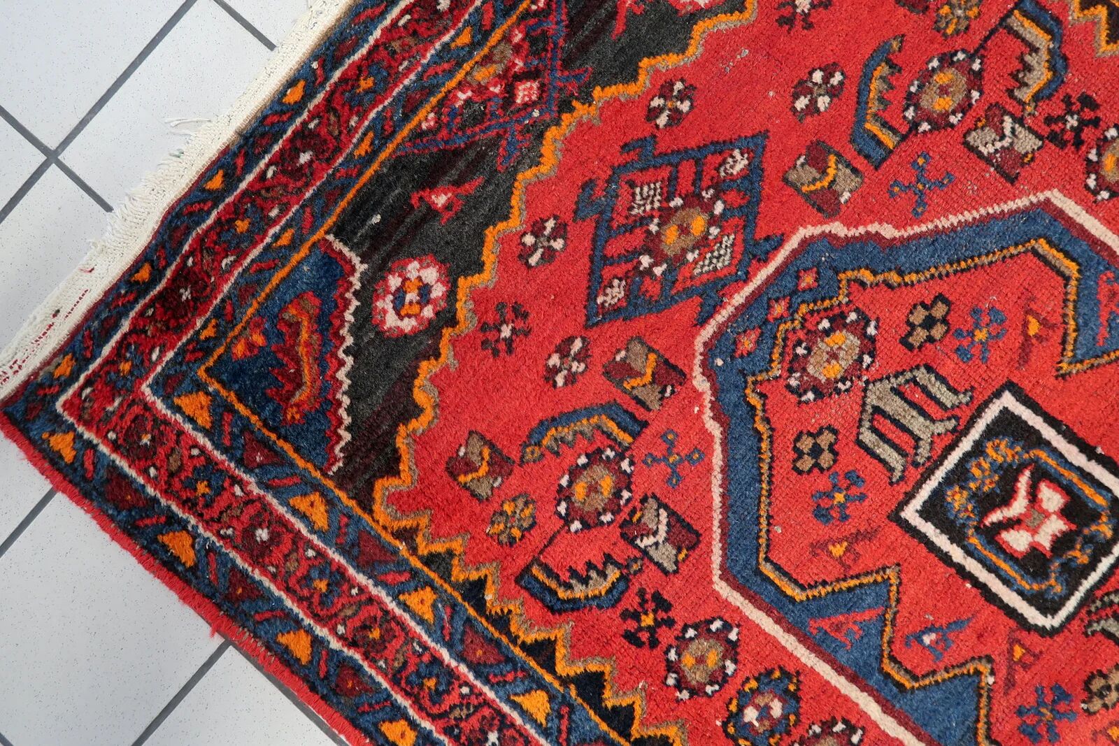 Vintage 1930s Persian Hamadan rug, geometric medallion, 105cm x 143cm (3'5" x 4'8") - 1C1276