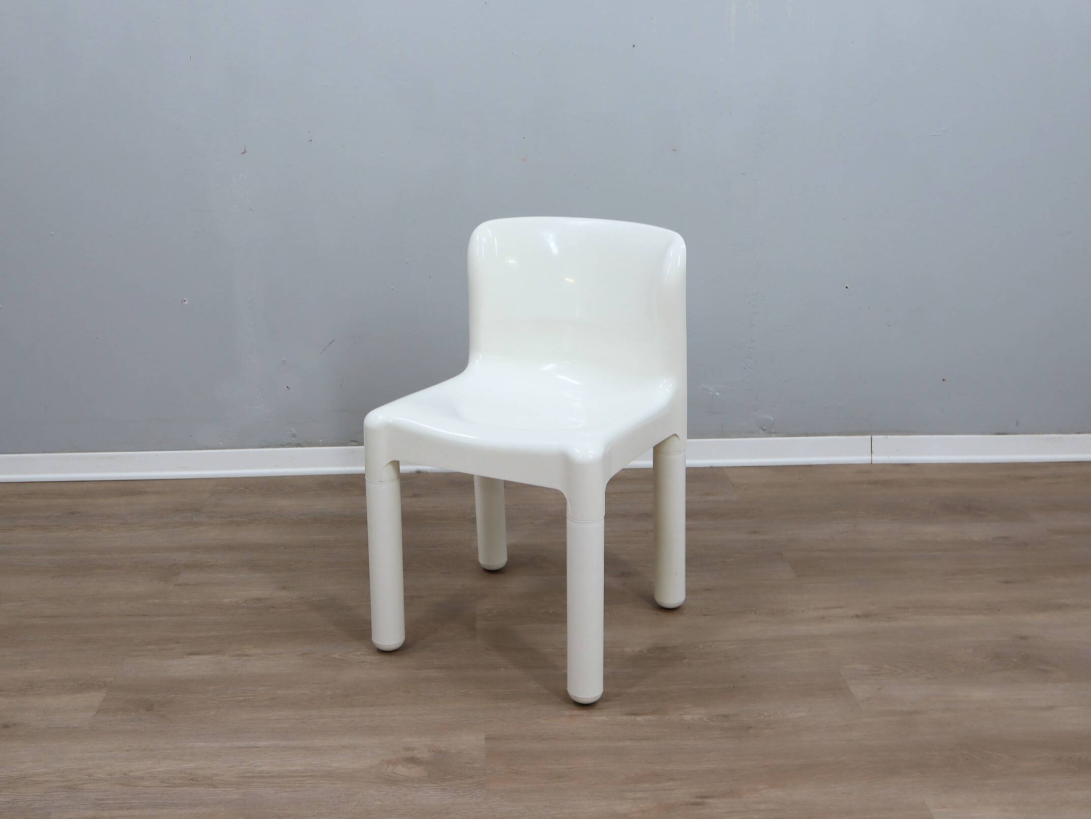 1970s Kartell Model 4875 chair by Carlo Bartoli white color, one piece