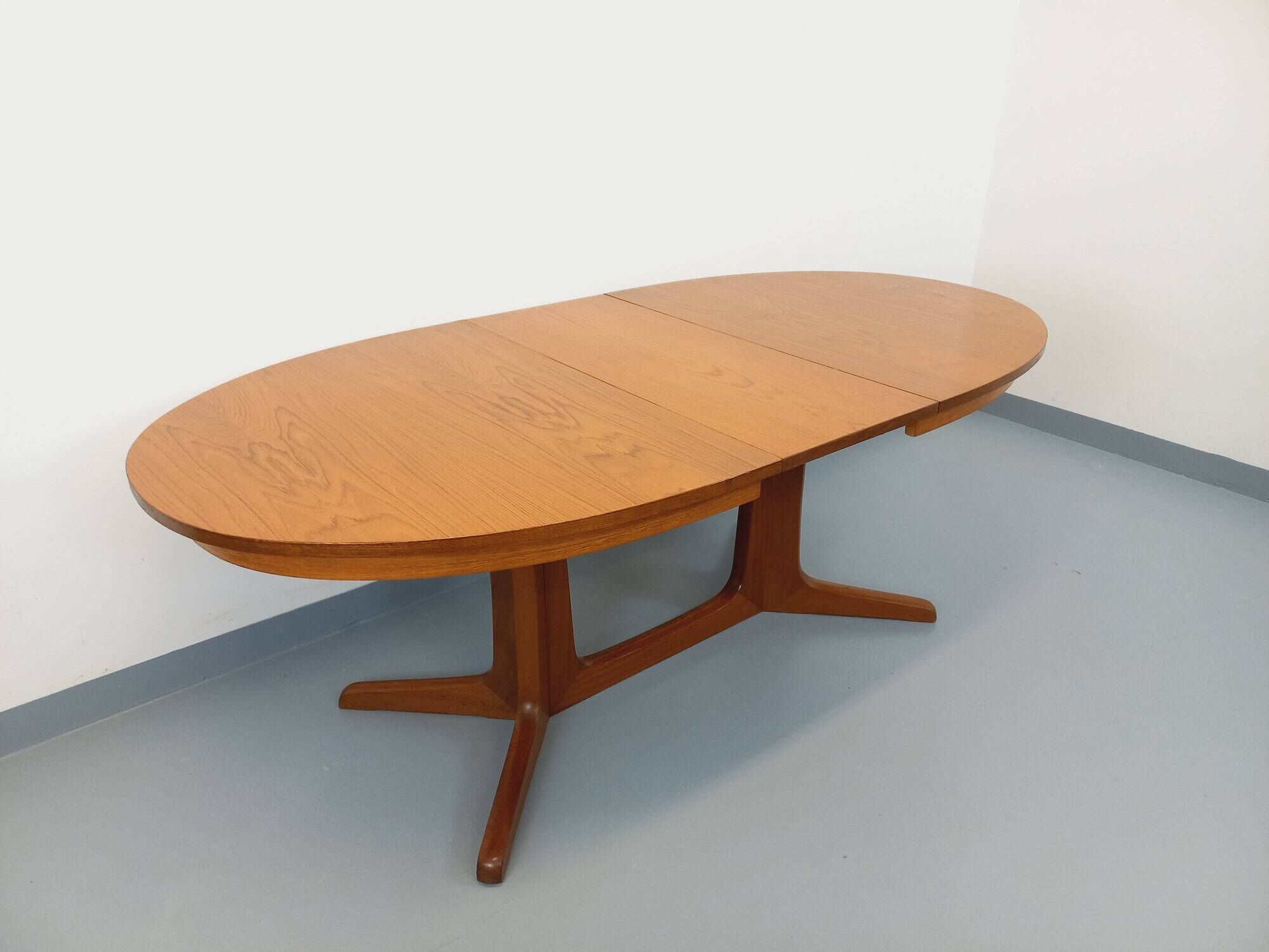 Vintage oval dining table Baumann from the 60s and 70s in teak with extension.