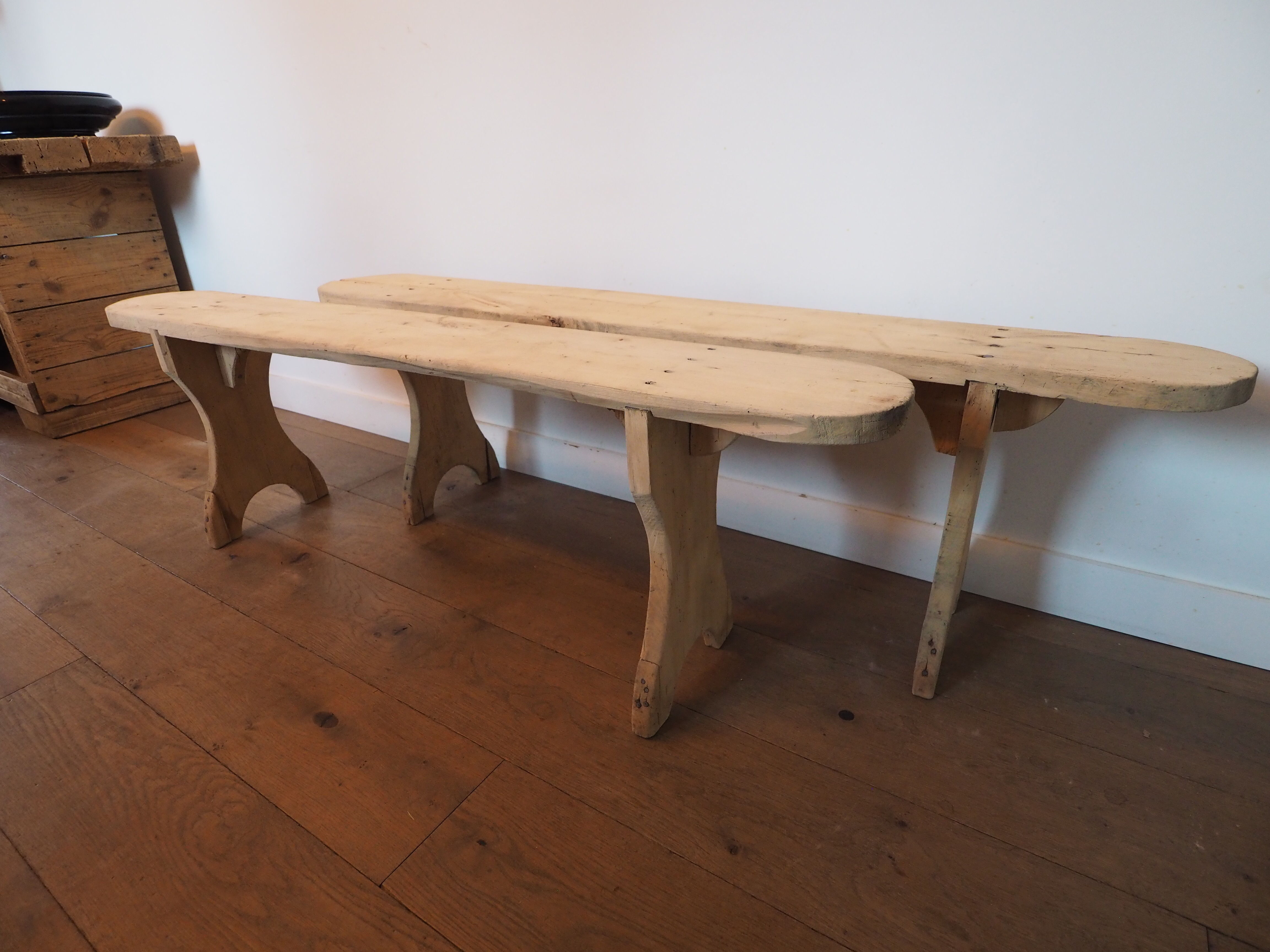 Une paire de bancs de ferme