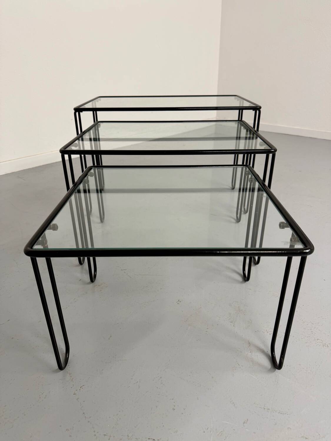 Vintage Italian design nesting coffee table in metal and glass from the 1980s