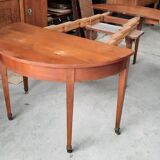 Half moon table with 3 elongations