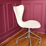 Office chair 3117 by Arne Jacobsen