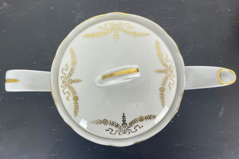 Porcelain coffee/tea service for 10 people