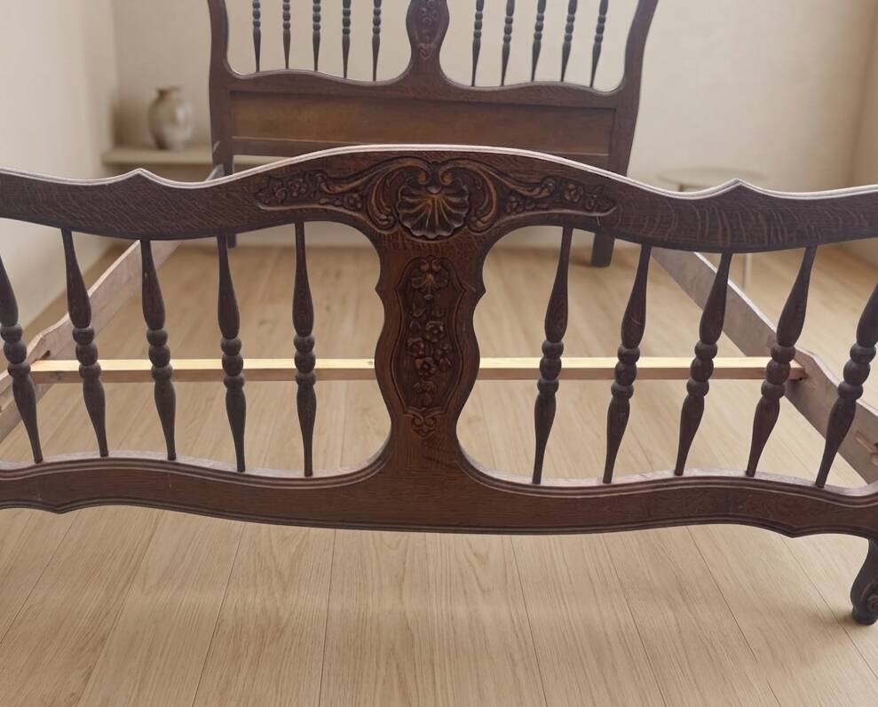 Cadre de lit en bois sculpté vintage, tête de lit et pied de lit ornementaux, première moitié du 20e siècle.