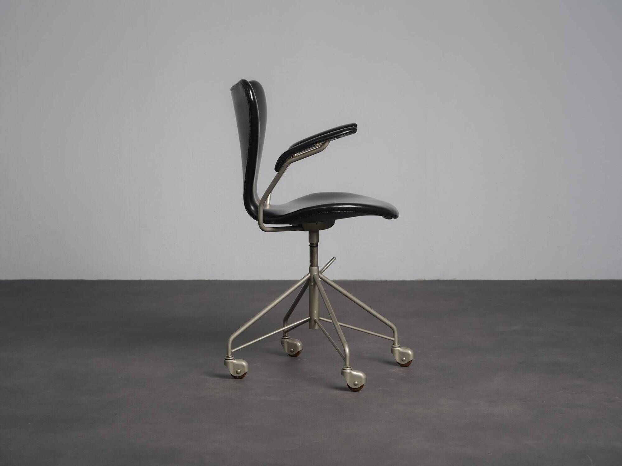 First edition Arne Jacobsen model 3217 office chair for Fritz Hansen, Denmark, 1950s