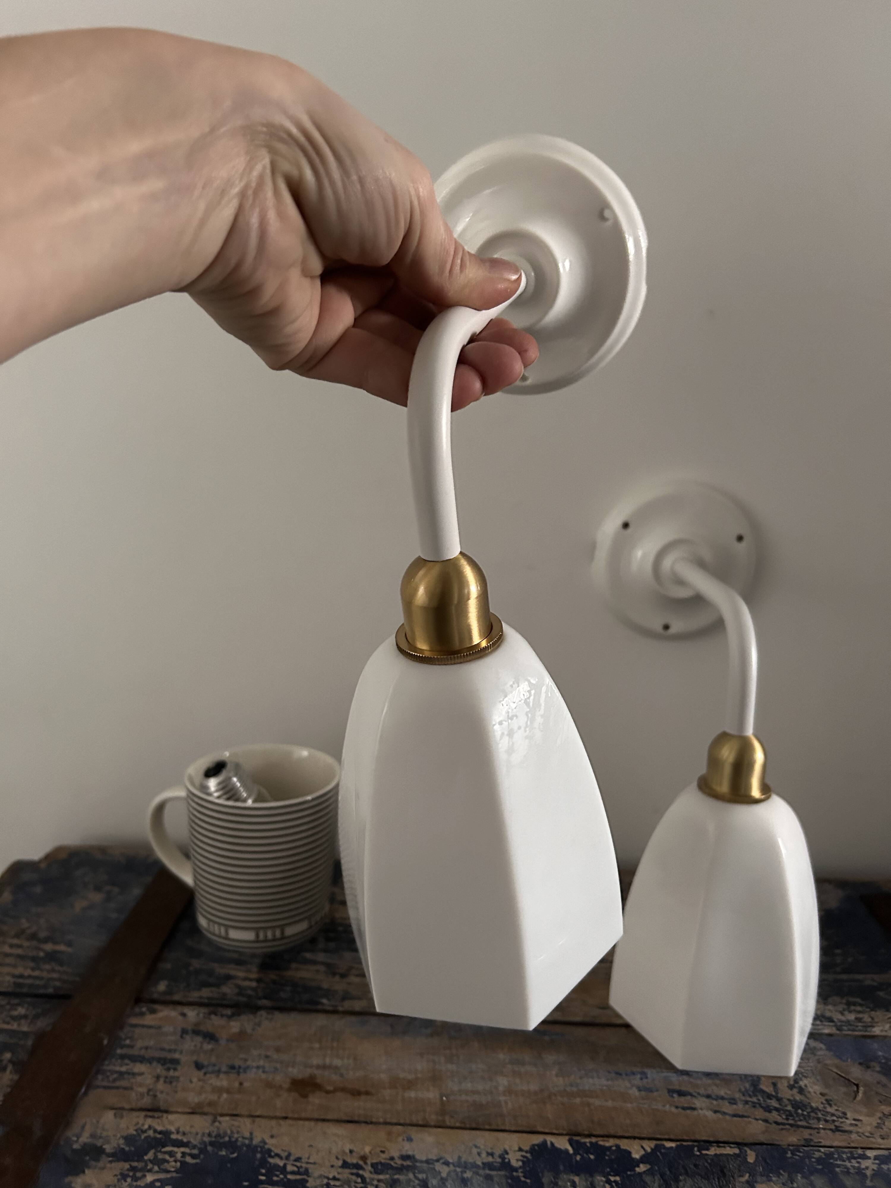 Paire d’appliques blanches en opaline