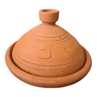 Authentic tagine dish in handmade terracotta.