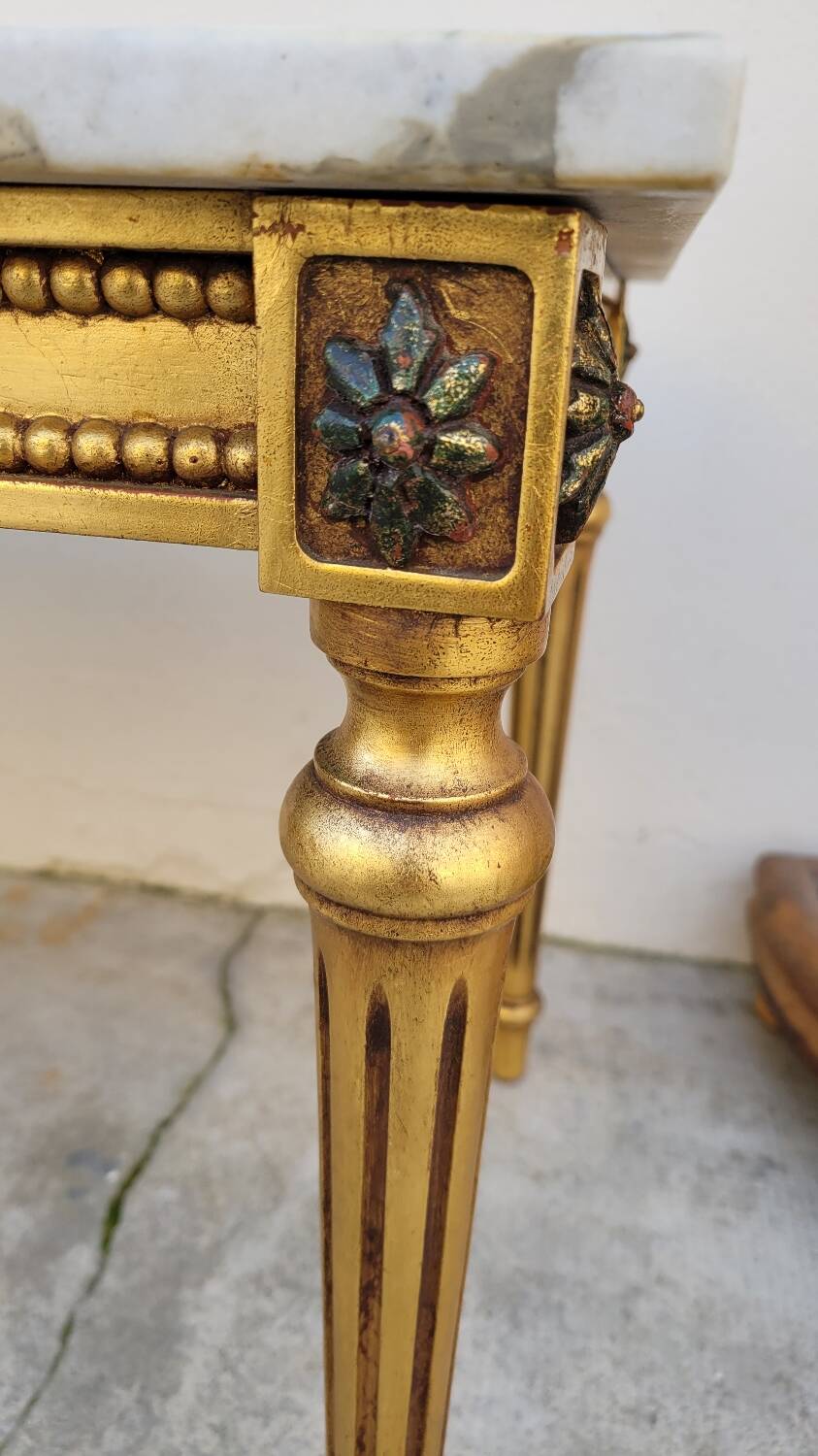 Table basse style Louis XVI en marbre et bois doré